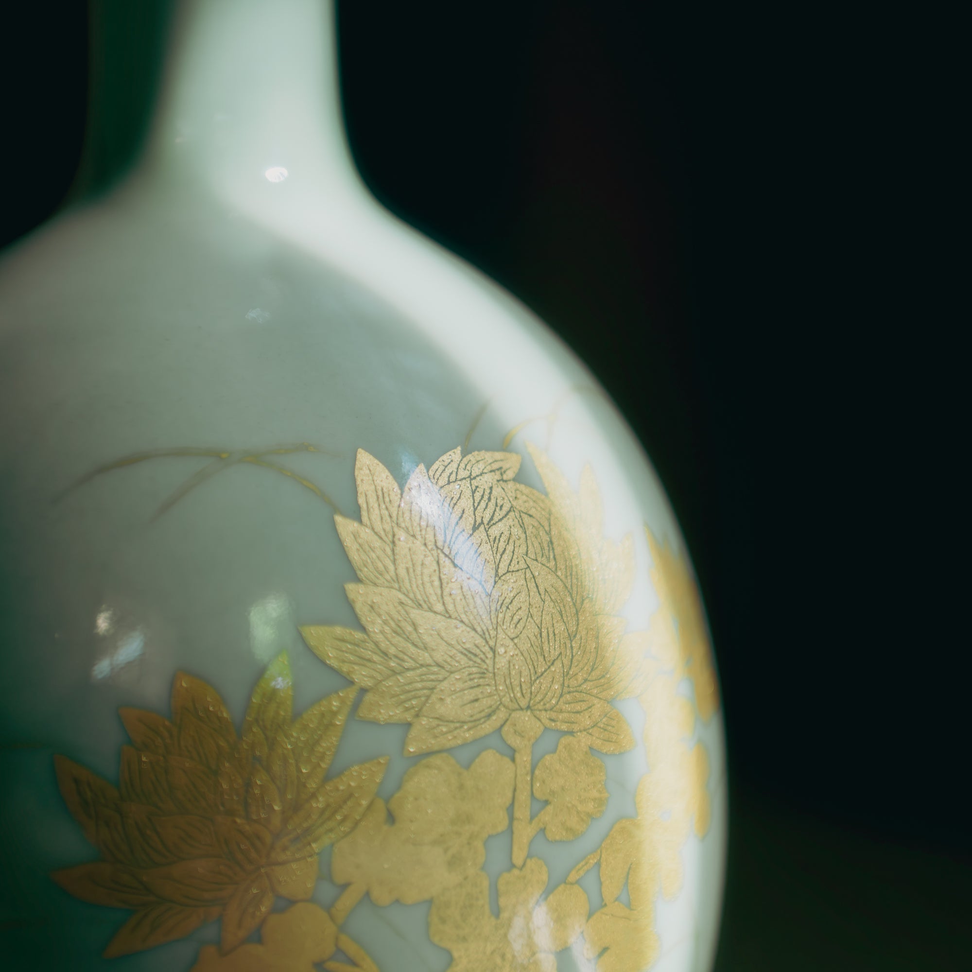 Chrysanthemum Underglaze Gold Leaf Ornamental Vase - MUSUBI KILN - Quality Japanese Tableware and Gift