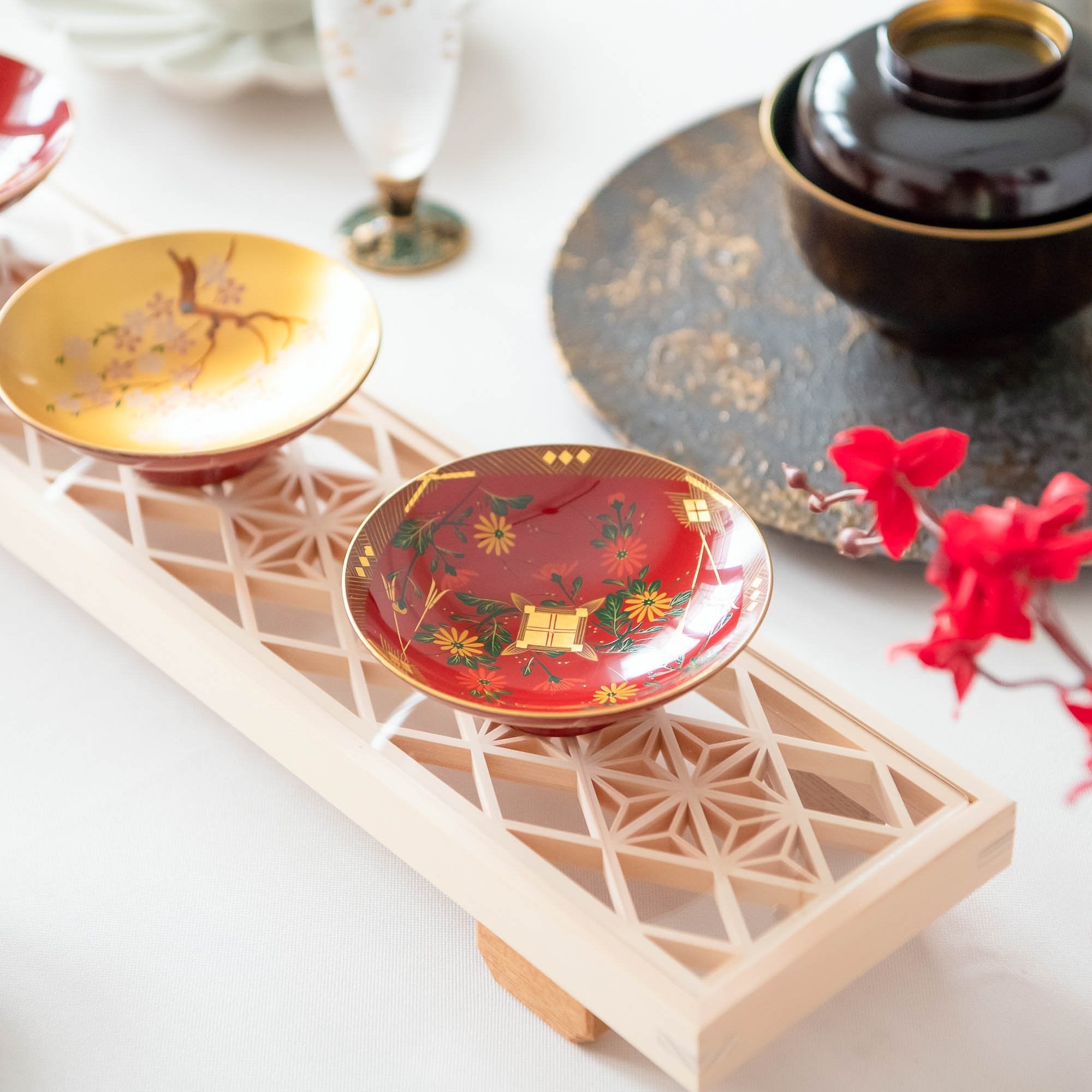 Fukunishi Sobe Red Chrysanthemum Aizu Lacquerware Sakazuki Flat Sake Cup with Stand - MUSUBI KILN - Quality Japanese Tableware and Gift