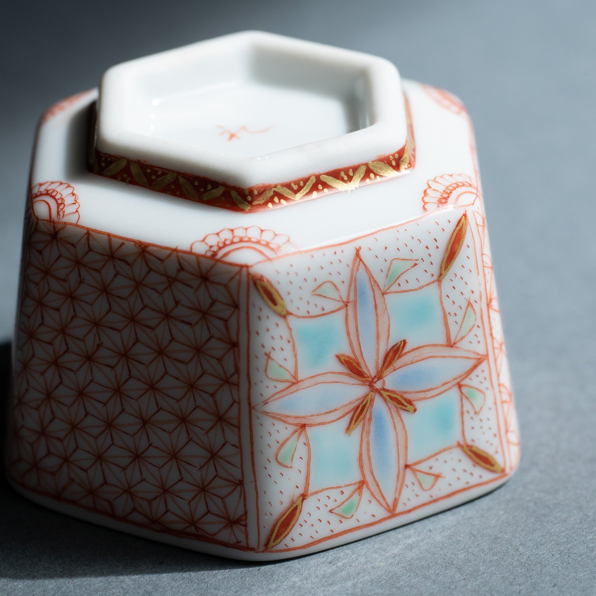 Fukushima Reiko Akae - Saibyo Sarasa Kutani Sake Cup - MUSUBI KILN - Quality Japanese Tableware and Gift