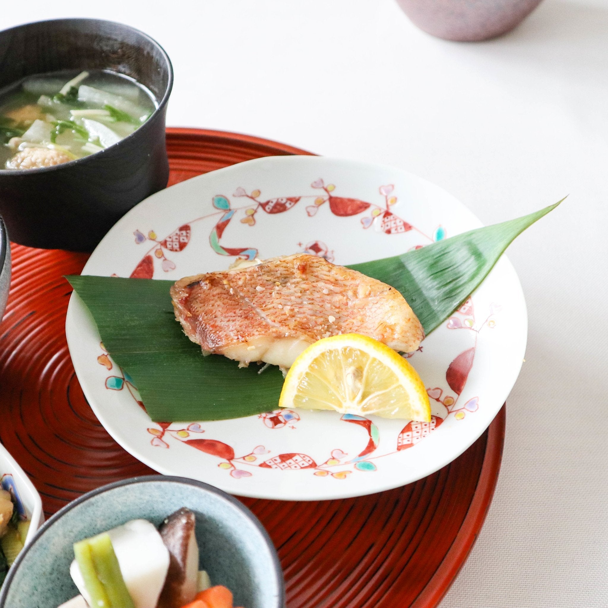 Ginshu Kiln Flowers In Full Bloom Kutani Round Plate - MUSUBI KILN - Quality Japanese Tableware and Gift