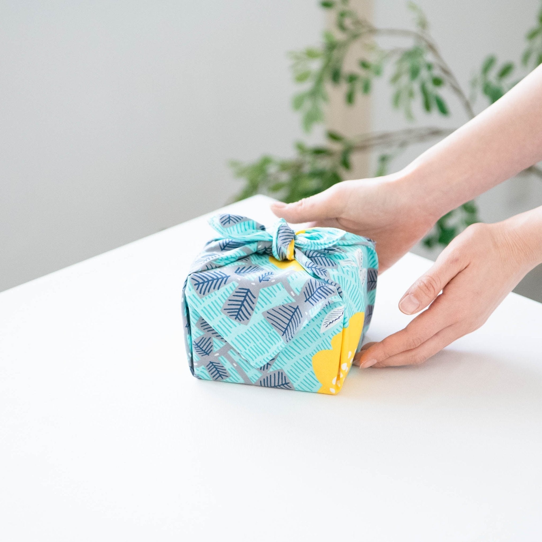 Green Hummingbird Furoshiki Wrapping Cloth 17.7in - MUSUBI KILN - Quality Japanese Tableware and Gift