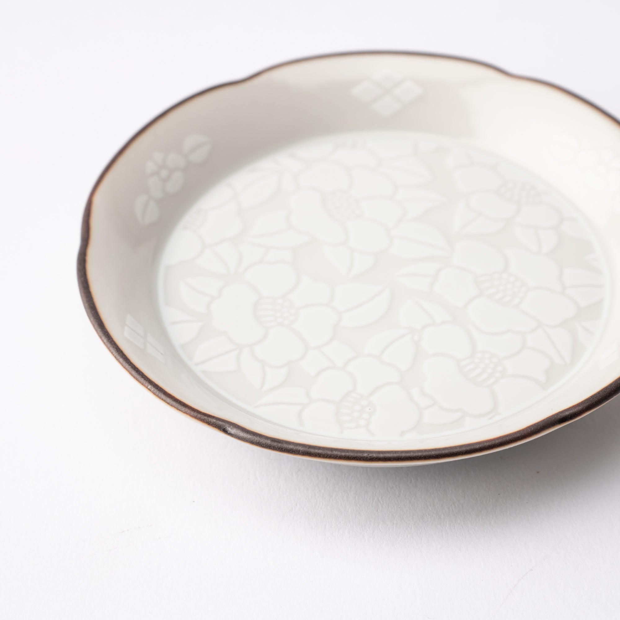 Hachi - Kutani Plum Blossoms Camellia Sauce Plate - MUSUBI KILN - Quality Japanese Tableware and Gift