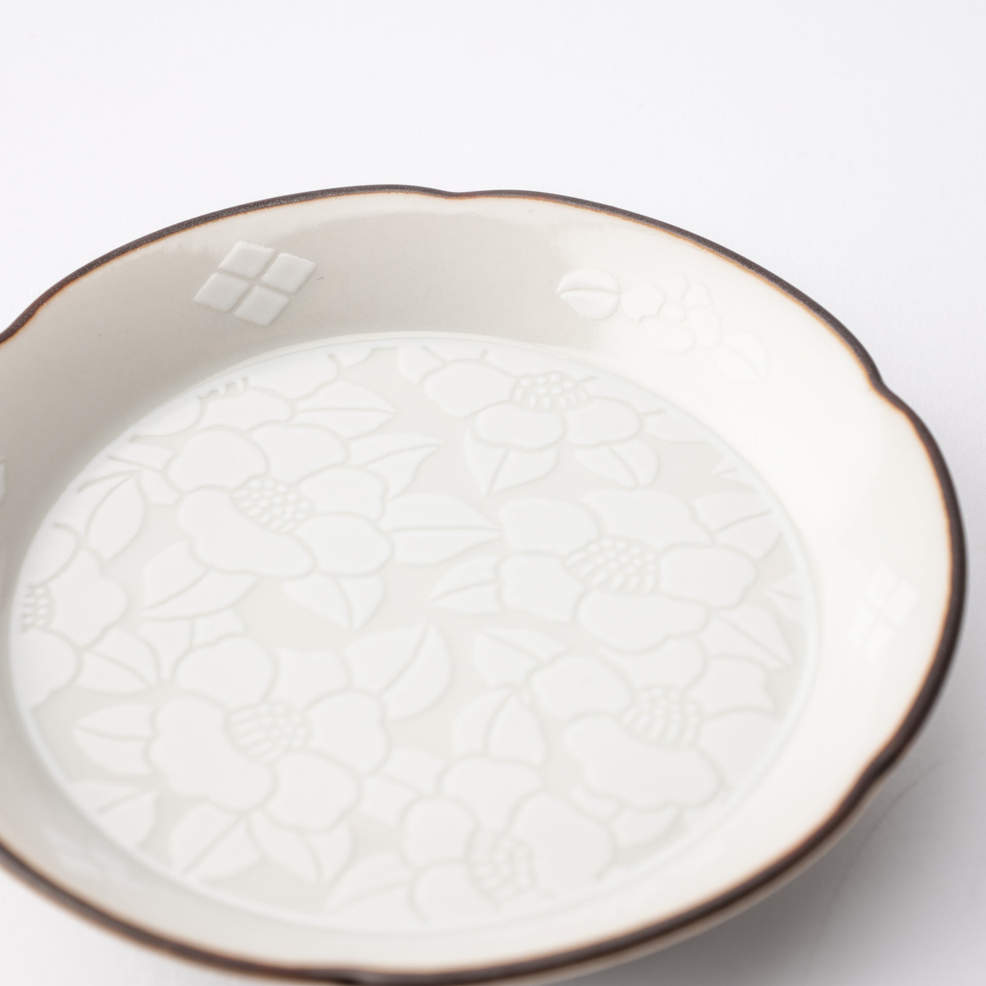 Hachi - Kutani Plum Blossoms Camellia Sauce Plate - MUSUBI KILN - Quality Japanese Tableware and Gift