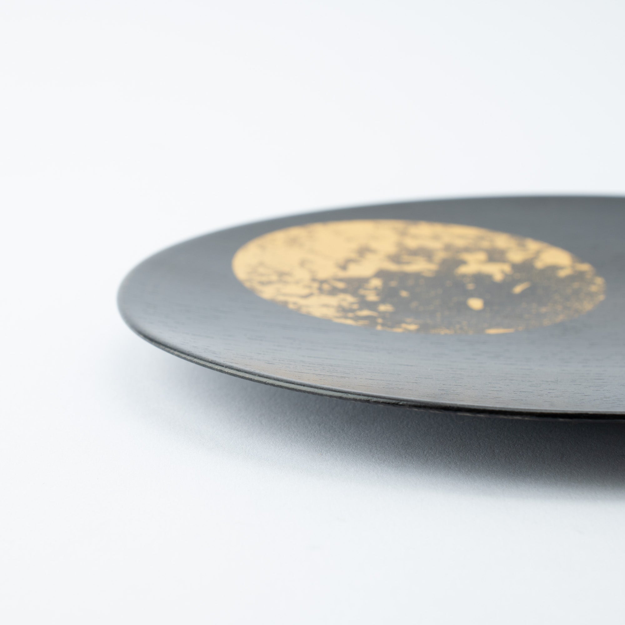 Hakuichi Hazy Moon Kanazawa Gold Leaf Lacquerware Flat Plate 7.1in - MUSUBI KILN - Quality Japanese Tableware and Gift