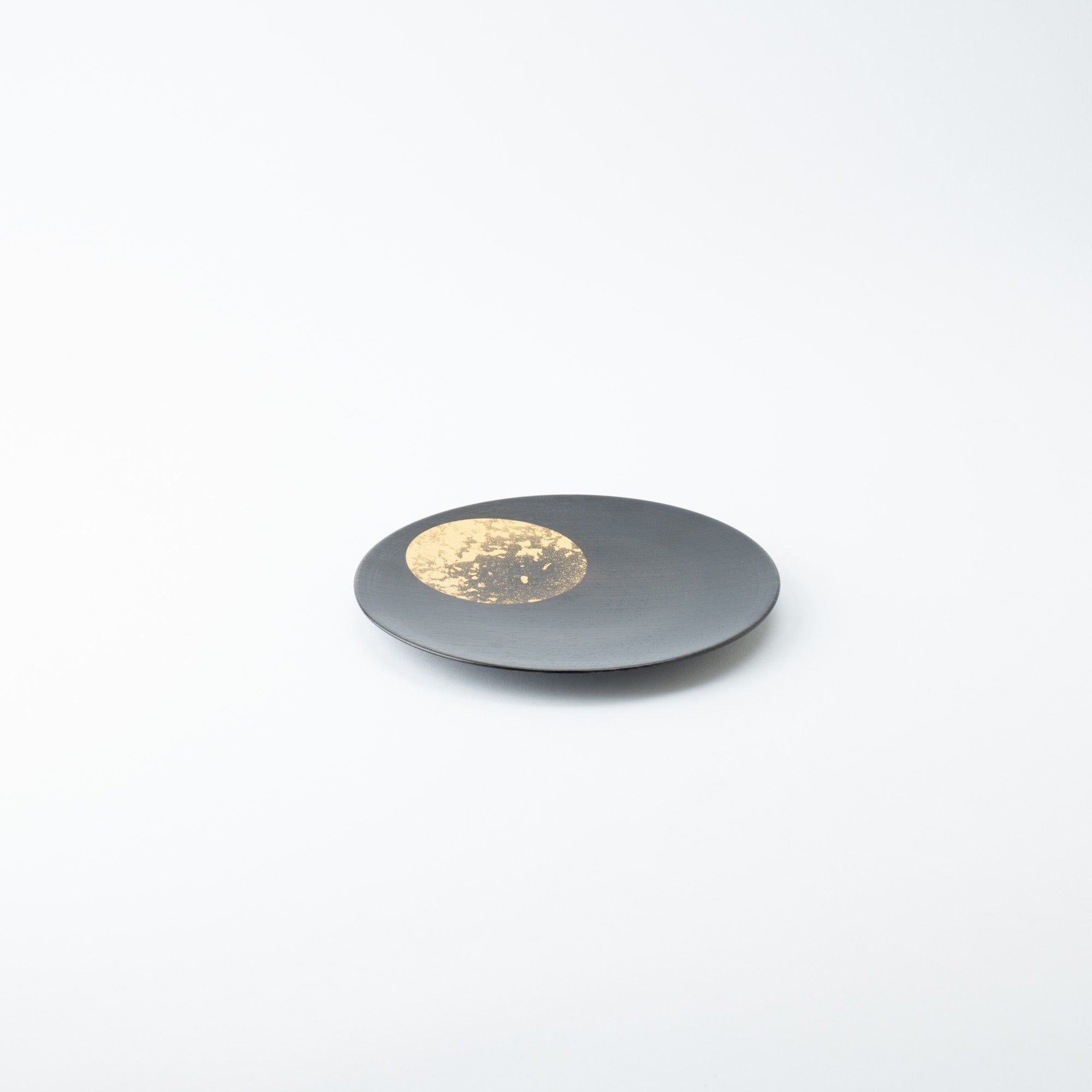 Hakuichi Hazy Moon Kanazawa Gold Leaf Lacquerware Flat Plate 7.1in - MUSUBI KILN - Quality Japanese Tableware and Gift