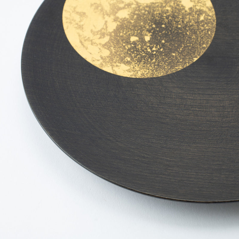 Hakuichi Hazy Moon Kanazawa Gold Leaf Lacquerware Flat Plate 9.4in - MUSUBI KILN - Quality Japanese Tableware and Gift