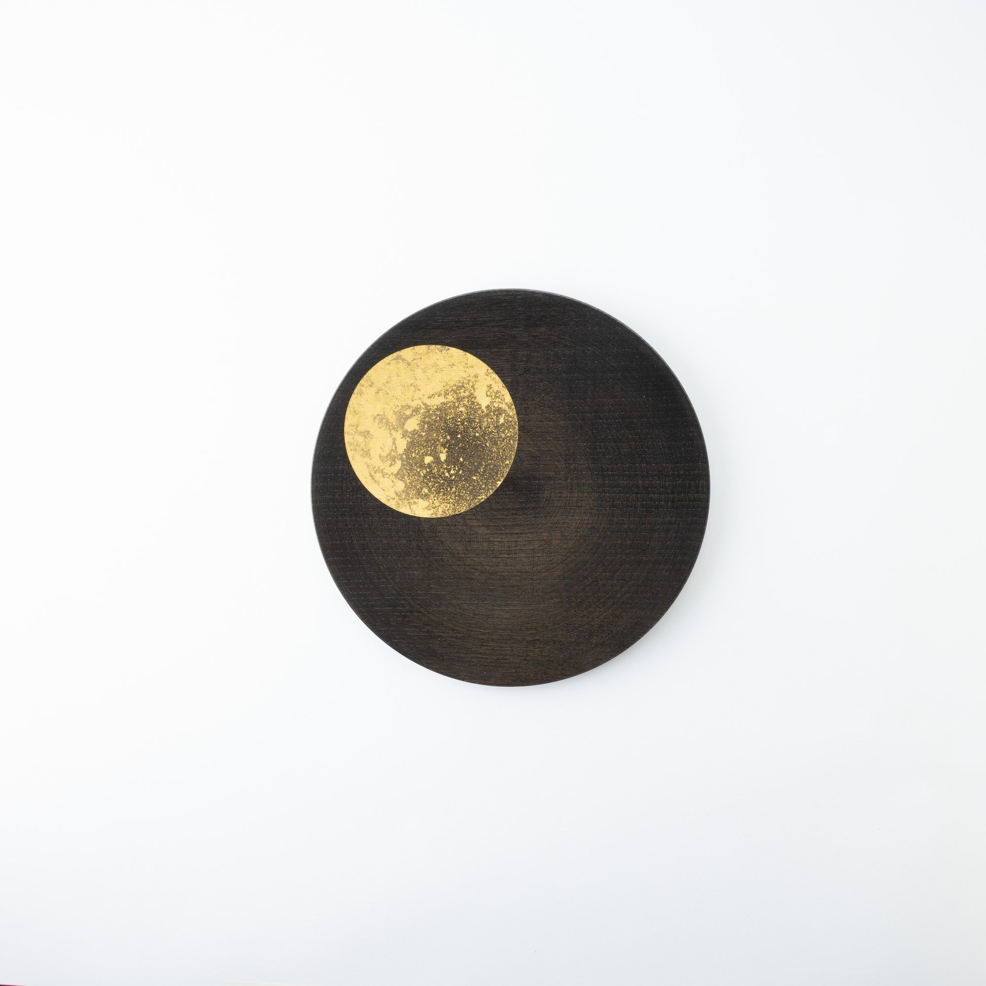 Hakuichi Hazy Moon Kanazawa Gold Leaf Lacquerware Flat Plate 9.4in - MUSUBI KILN - Quality Japanese Tableware and Gift