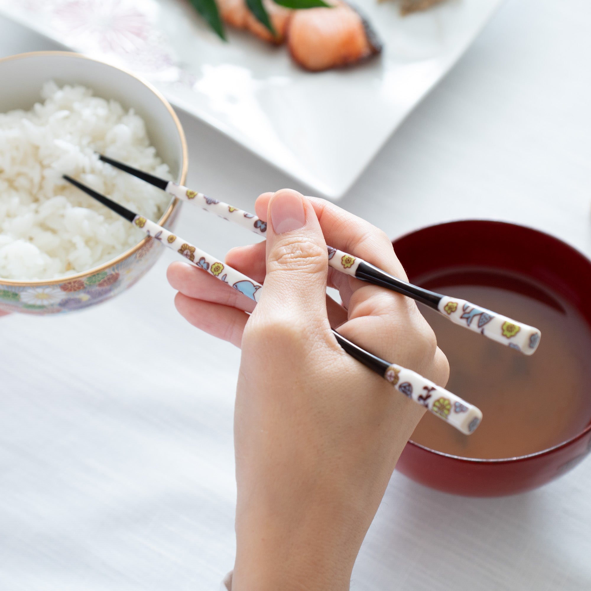 Harekutani Pink and Light Blue Kutani Set of Two Pairs of Chopsticks 22.5 cm (8.9 in) with Chopstick Rests (Set of Two) - MUSUBI KILN - Quality Japanese Tableware and Gift