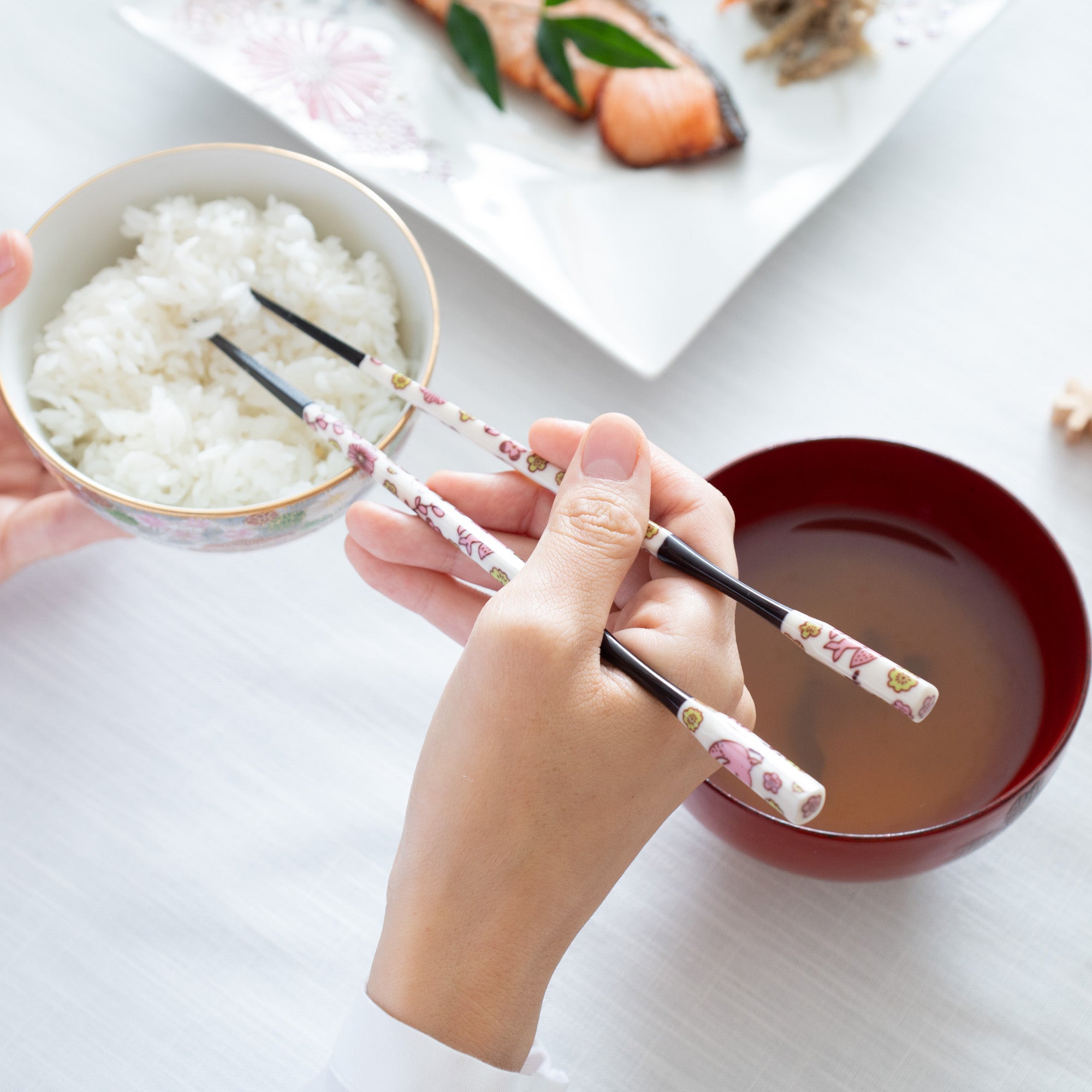 Harekutani Pink and Light Blue Kutani Set of Two Pairs of Chopsticks 22.5 cm (8.9 in) with Chopstick Rests (Set of Two) - MUSUBI KILN - Quality Japanese Tableware and Gift