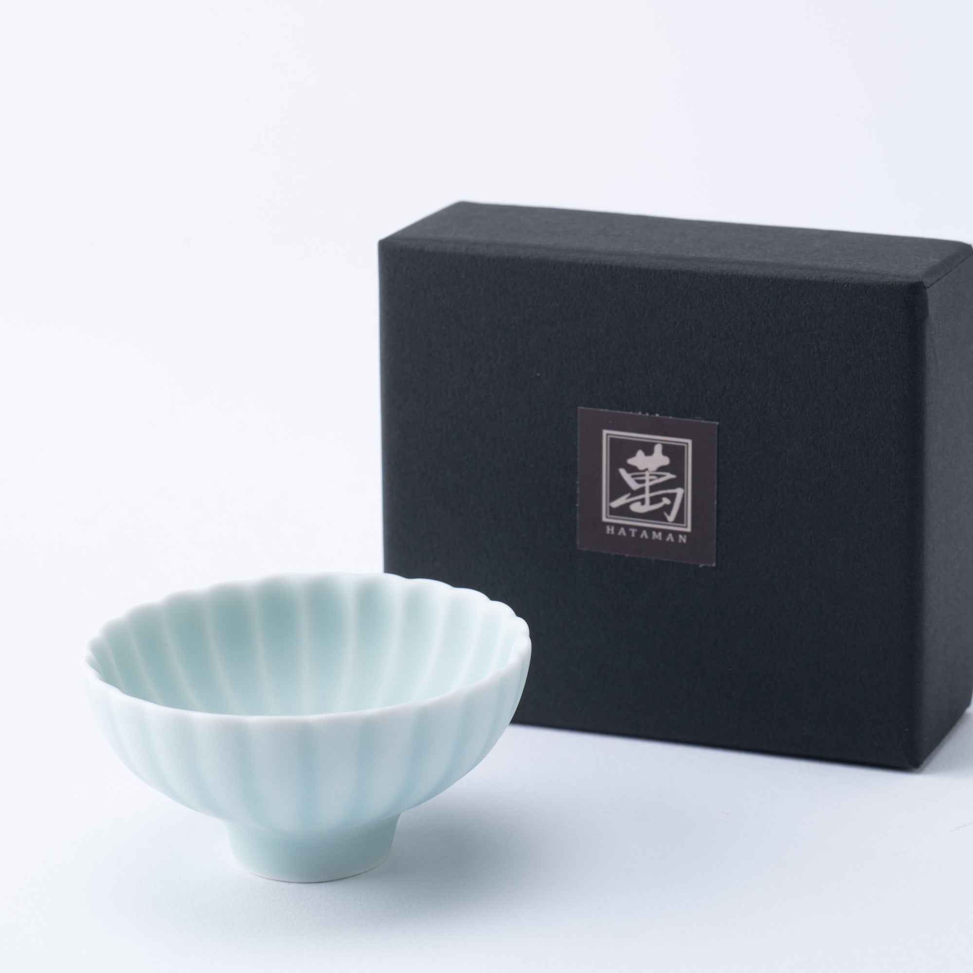 Hataman Touen Moist Chrysanthemum Shape Imari Nabeshima Ware Sakazuki Flat Sake Cup - MUSUBI KILN - Quality Japanese Tableware and Gift