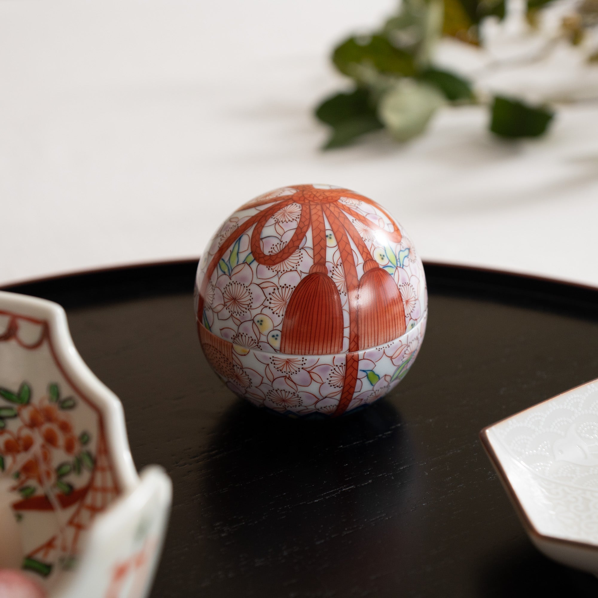 Hataman Touen Mokko Knot Peach Blossom Imari Nabeshima Ware Small Box - MUSUBI KILN - Quality Japanese Tableware and Gift