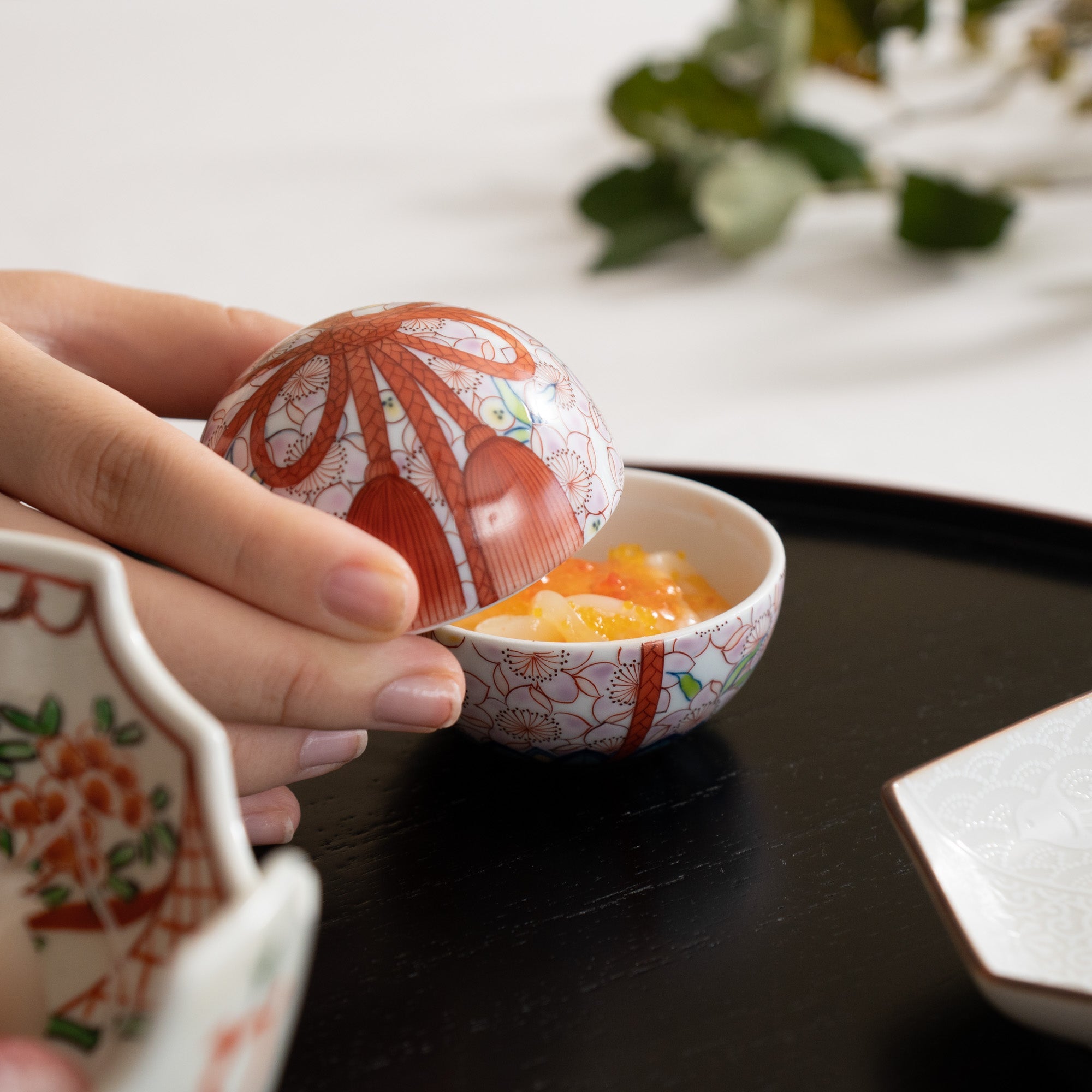 Hataman Touen Mokko Knot Peach Blossom Imari Nabeshima Ware Small Box - MUSUBI KILN - Quality Japanese Tableware and Gift