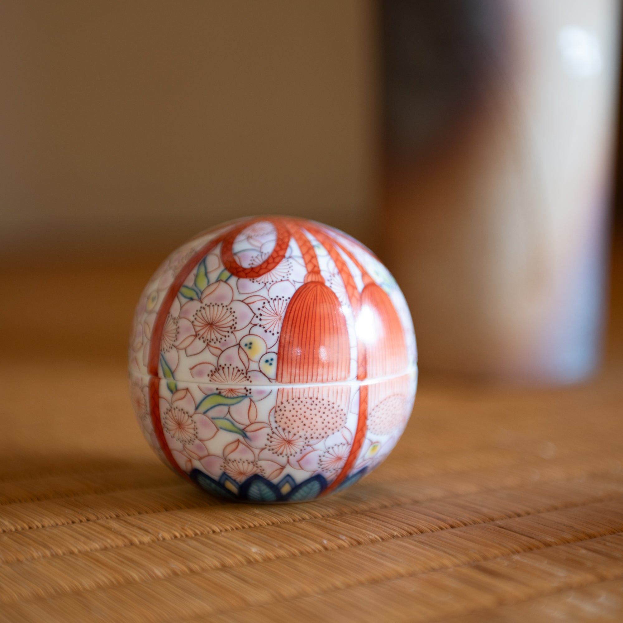 Hataman Touen Mokko Knot Peach Blossom Imari Nabeshima Ware Small Box - MUSUBI KILN - Quality Japanese Tableware and Gift