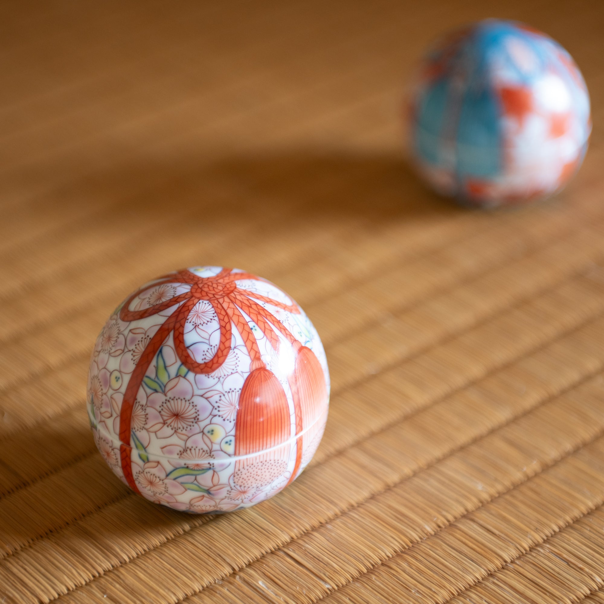 Hataman Touen Mokko Knot Peach Blossom Imari Nabeshima Ware Small Box - MUSUBI KILN - Quality Japanese Tableware and Gift