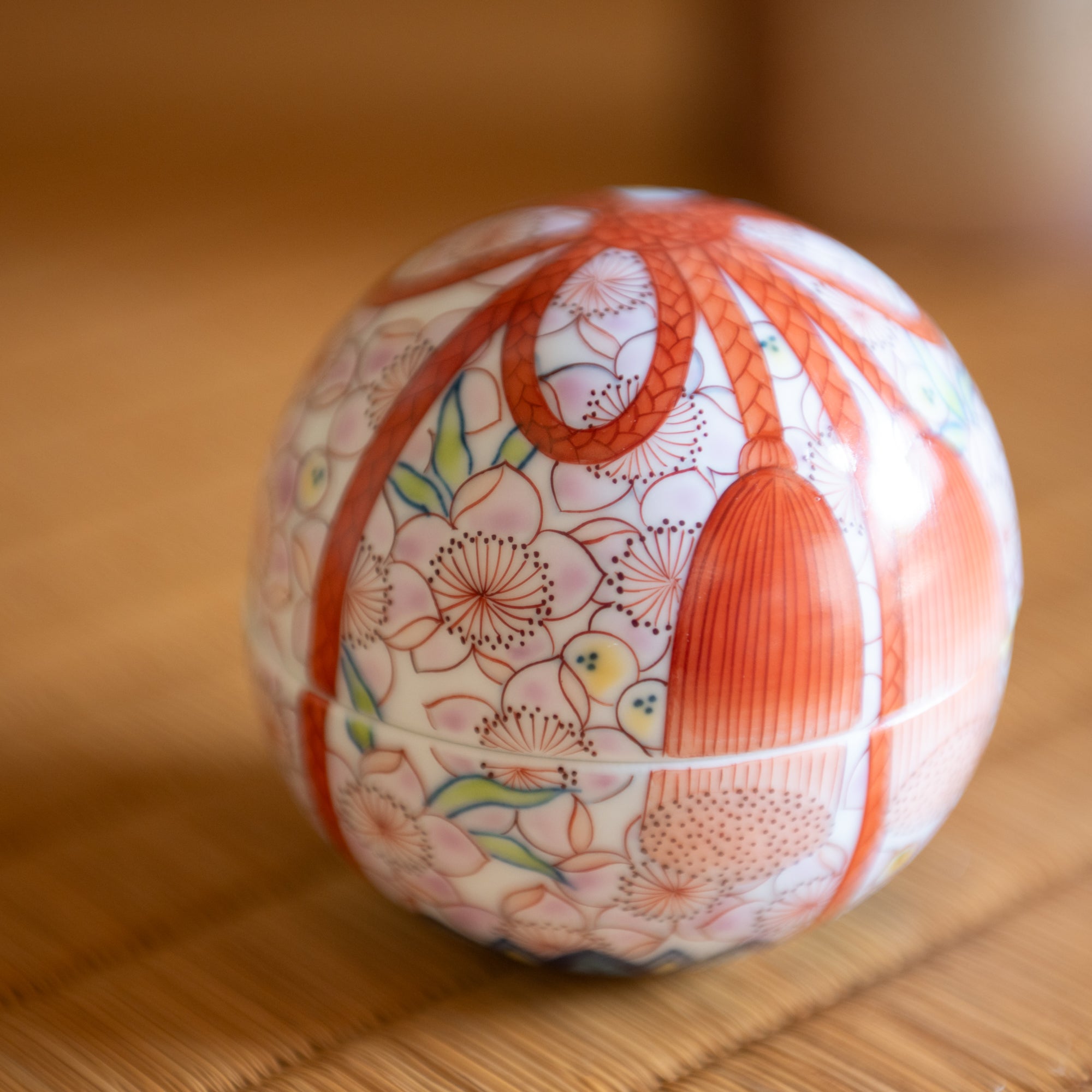 Hataman Touen Mokko Knot Peach Blossom Imari Nabeshima Ware Small Box - MUSUBI KILN - Quality Japanese Tableware and Gift