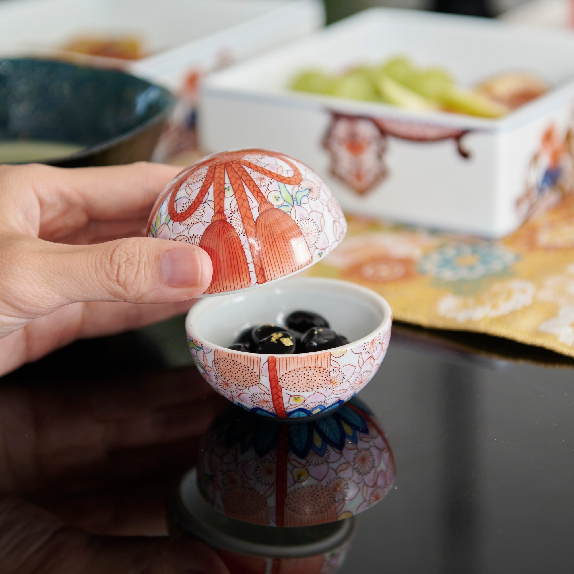 Hataman Touen Mokko Knot Peach Blossom Imari Nabeshima Ware Small Box - MUSUBI KILN - Quality Japanese Tableware and Gift