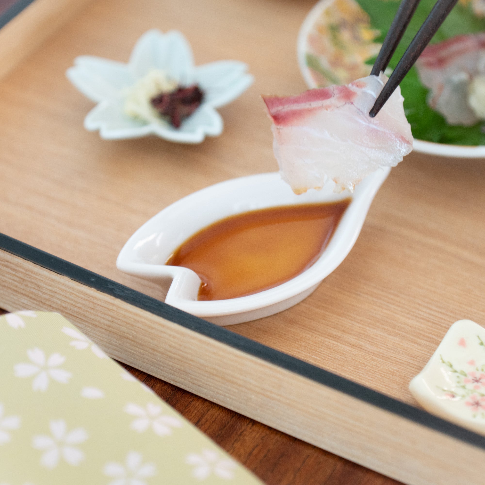 Hiracle Sakura Petals Kutani Sauce Plate Set - MUSUBI KILN - Quality Japanese Tableware and Gift