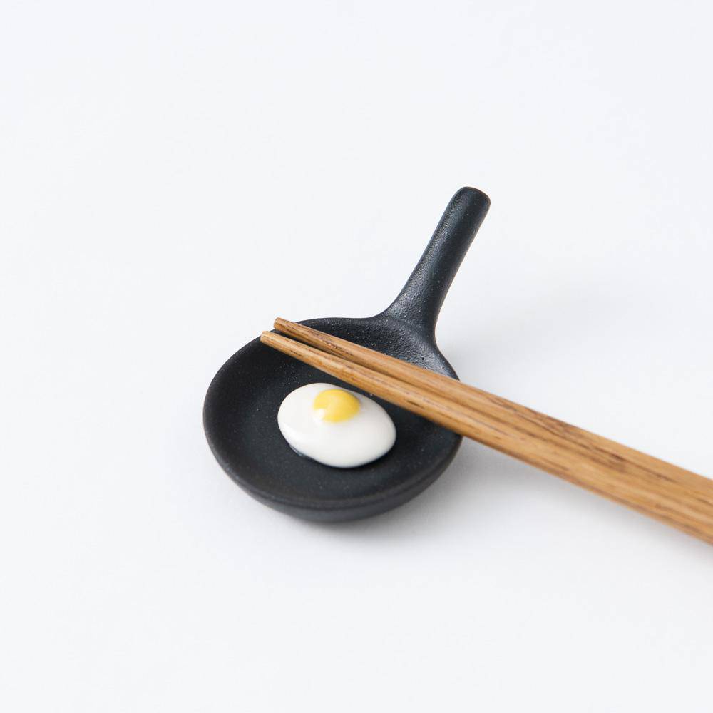 Ihoshiro Kiln Frying Pan with Fried Egg Mino Ware Chopstick Rest - MUSUBI KILN - Quality Japanese Tableware and Gift