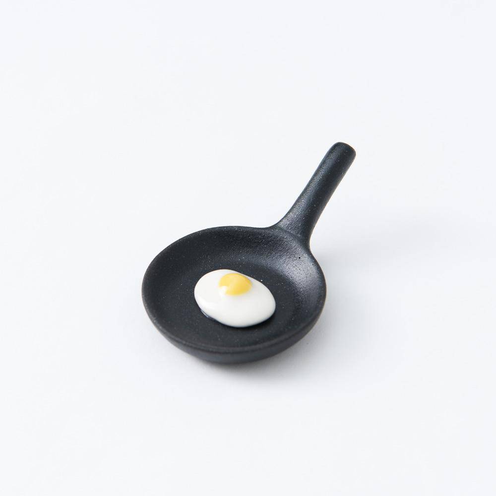 Ihoshiro Kiln Frying Pan with Fried Egg Mino Ware Chopstick Rest - MUSUBI KILN - Quality Japanese Tableware and Gift