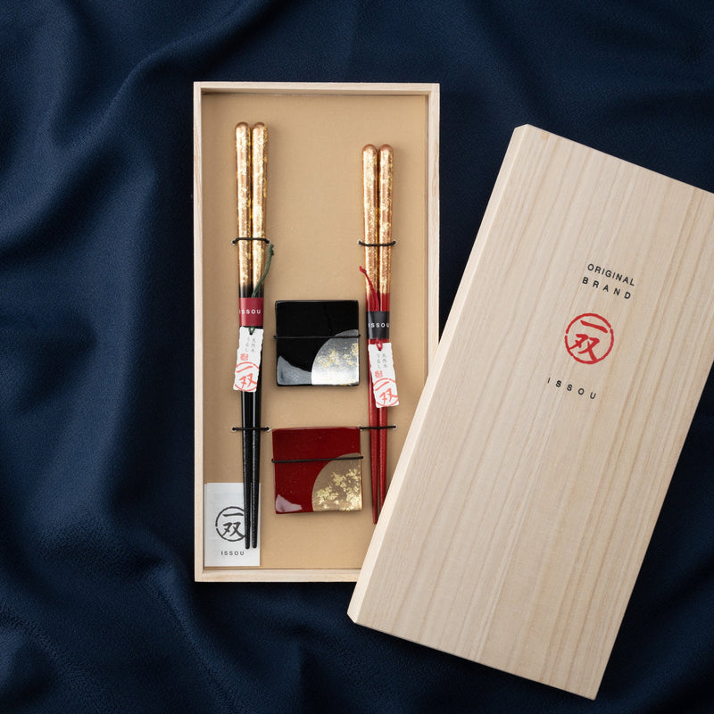 Issou Zuiun Maki - e Wakasa Lacquerware Set of Two Pairs of Chopsticks 23 cm (9 in) / 20.5 cm (8.1 in) and Chopstick Rests (Set of Two) - MUSUBI KILN - Quality Japanese Tableware and Gift