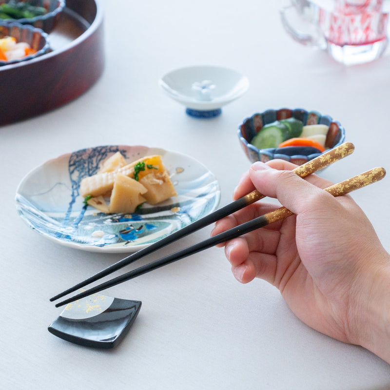 Issou Zuiun Maki - e Wakasa Lacquerware Set of Two Pairs of Chopsticks 23 cm (9 in) / 20.5 cm (8.1 in) and Chopstick Rests (Set of Two) - MUSUBI KILN - Quality Japanese Tableware and Gift