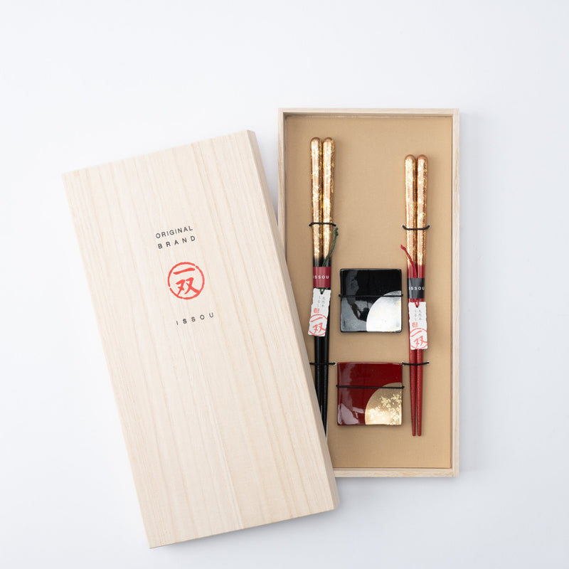 Issou Zuiun Maki - e Wakasa Lacquerware Set of Two Pairs of Chopsticks 23 cm (9 in) / 20.5 cm (8.1 in) and Chopstick Rests (Set of Two) - MUSUBI KILN - Quality Japanese Tableware and Gift