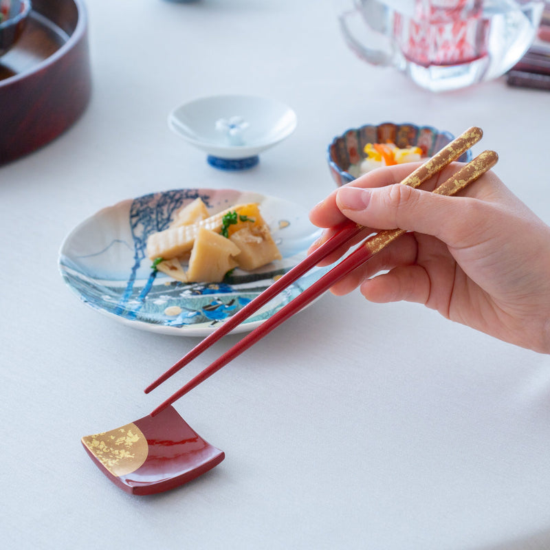 Issou Zuiun Maki - e Wakasa Lacquerware Set of Two Pairs of Chopsticks 23 cm (9 in) / 20.5 cm (8.1 in) and Chopstick Rests (Set of Two) - MUSUBI KILN - Quality Japanese Tableware and Gift