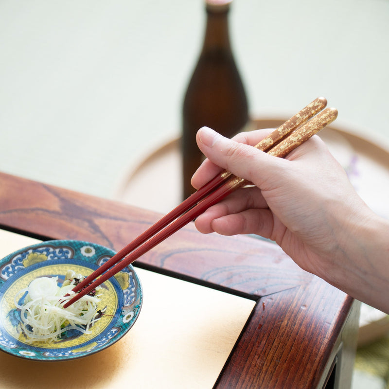 Issou Zuiun Maki - e Wakasa Lacquerware Set of Two Pairs of Chopsticks 23 cm (9 in) / 20.5 cm (8.1 in) and Chopstick Rests (Set of Two) - MUSUBI KILN - Quality Japanese Tableware and Gift