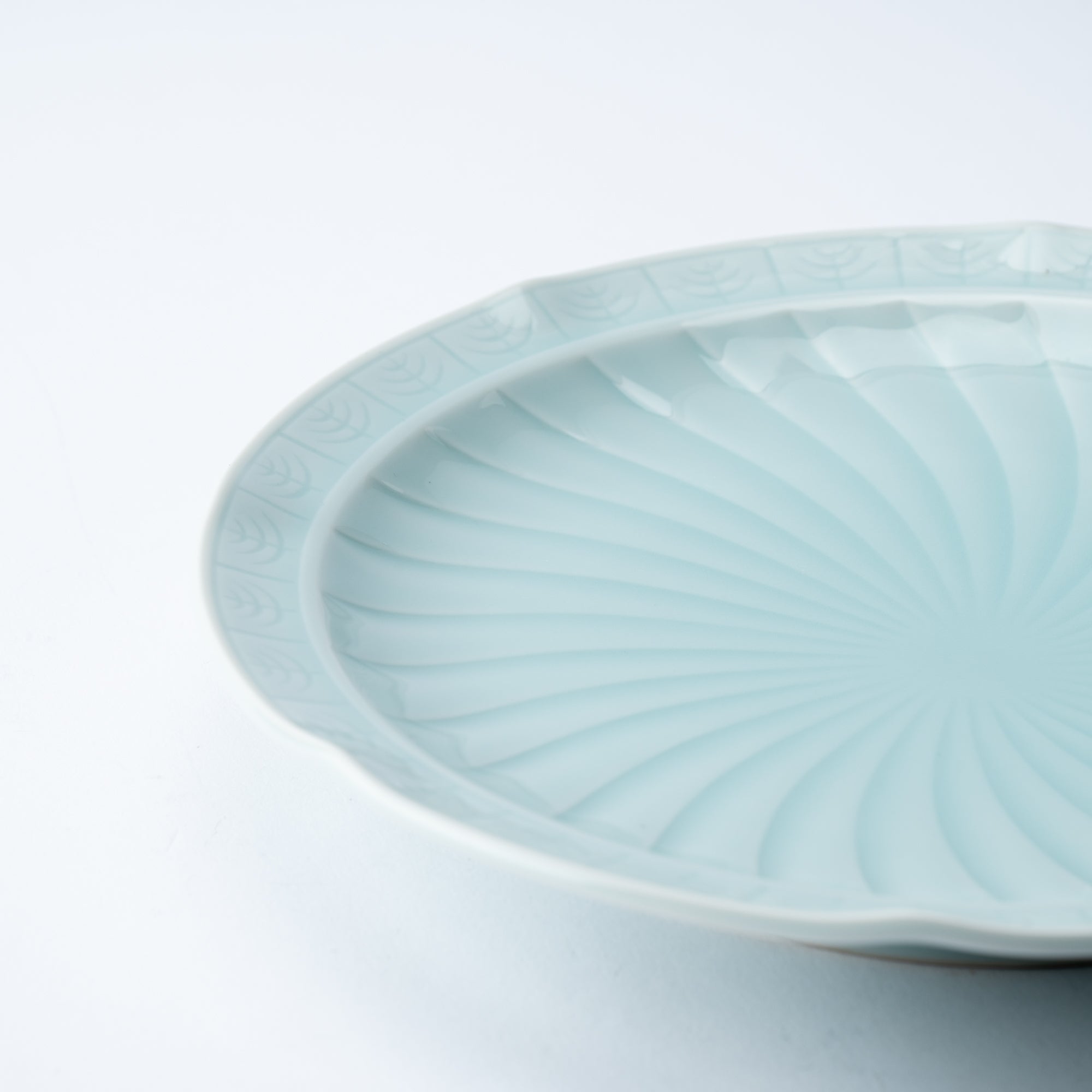 Kaizan Kiln Kaiseki Series Swirl Pattern Arita Round Plate 9.9 in - MUSUBI KILN - Quality Japanese Tableware and Gift