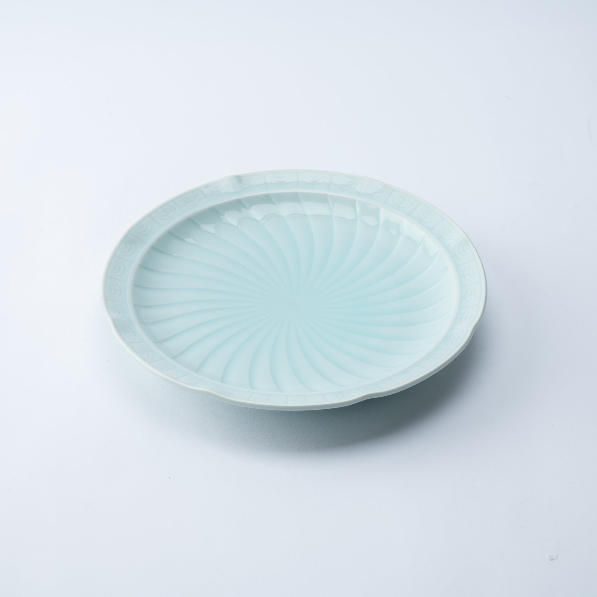 Kaizan Kiln Kaiseki Series Swirl Pattern Arita Round Plate 9.9 in - MUSUBI KILN - Quality Japanese Tableware and Gift