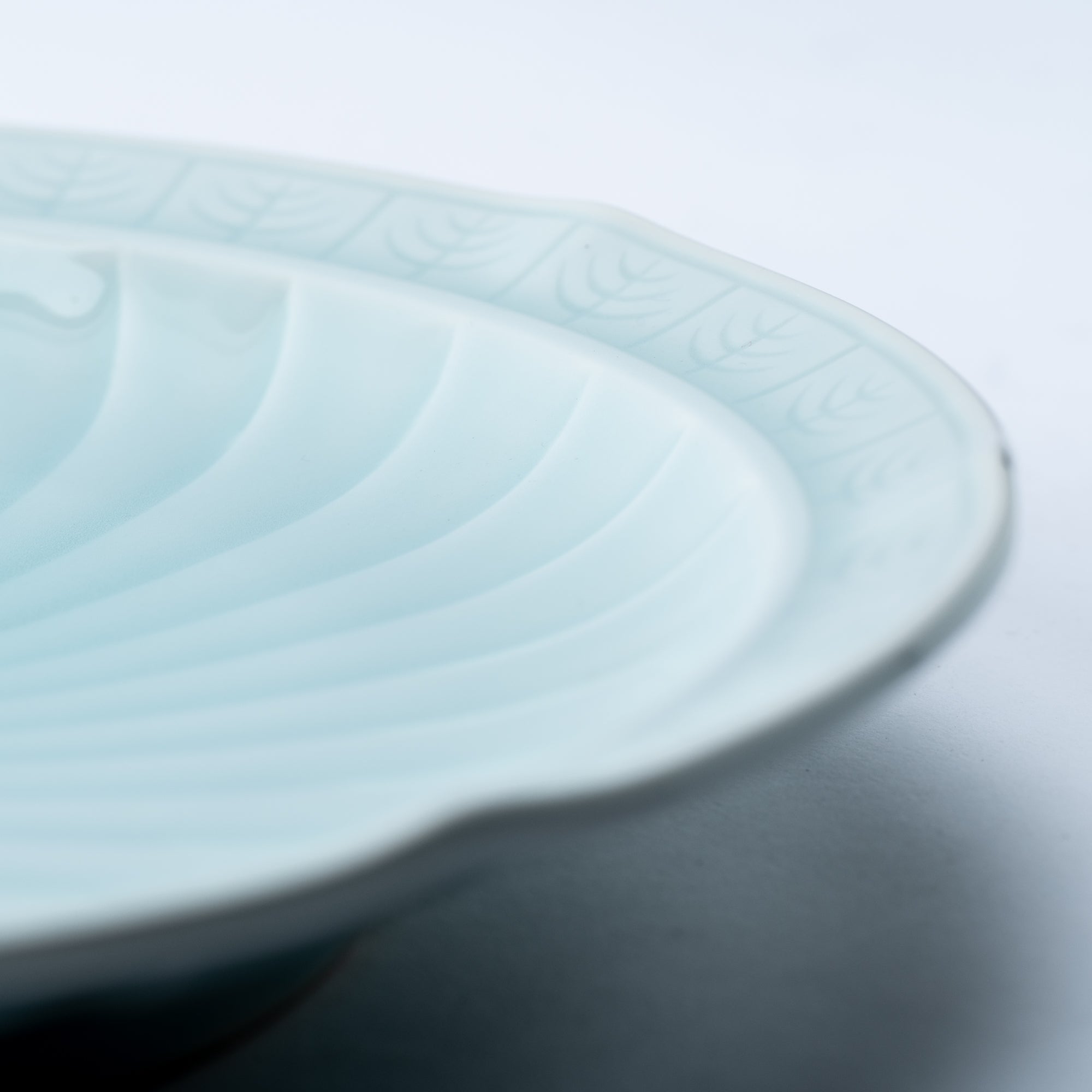 Kaizan Kiln Kaiseki Series Swirl Pattern Arita Round Plate 9.9 in - MUSUBI KILN - Quality Japanese Tableware and Gift