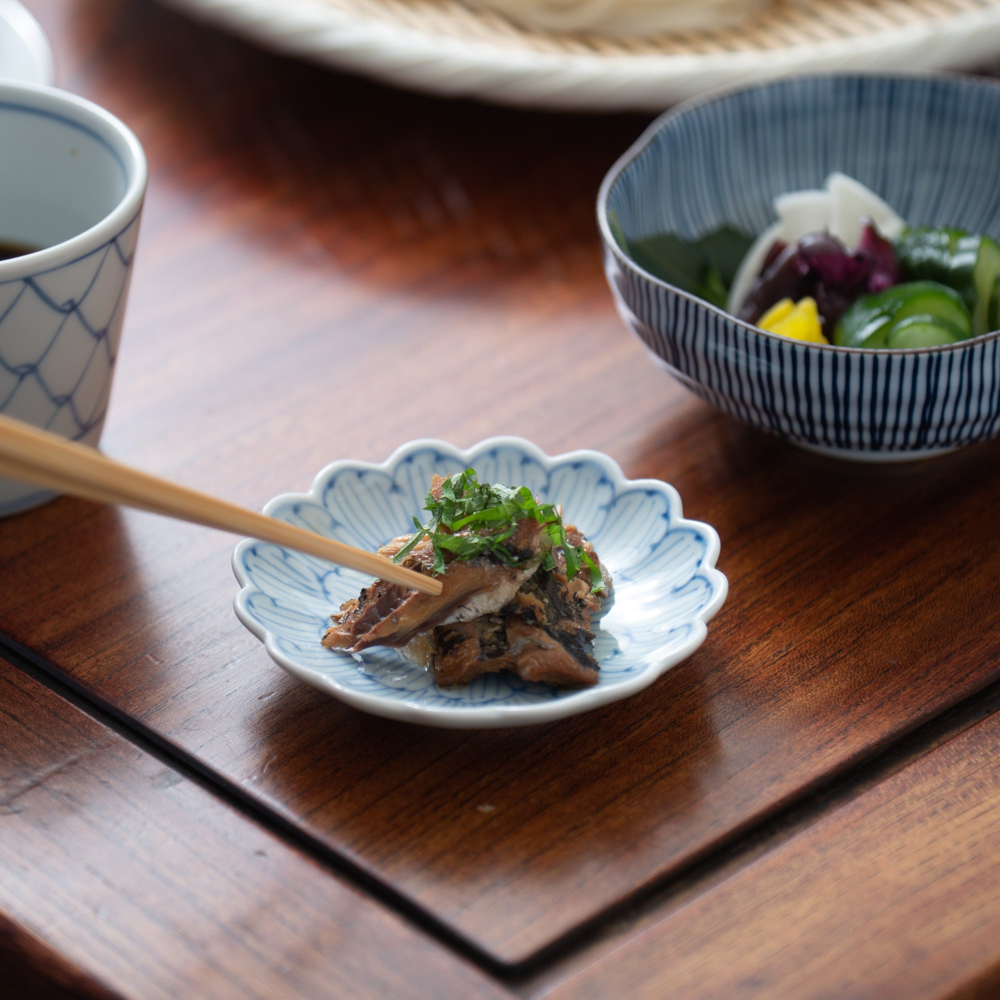 Keizan Kiln Blue Peony Arita Chrysanthemum - Shaped Sauce Plate - MUSUBI KILN - Quality Japanese Tableware and Gift