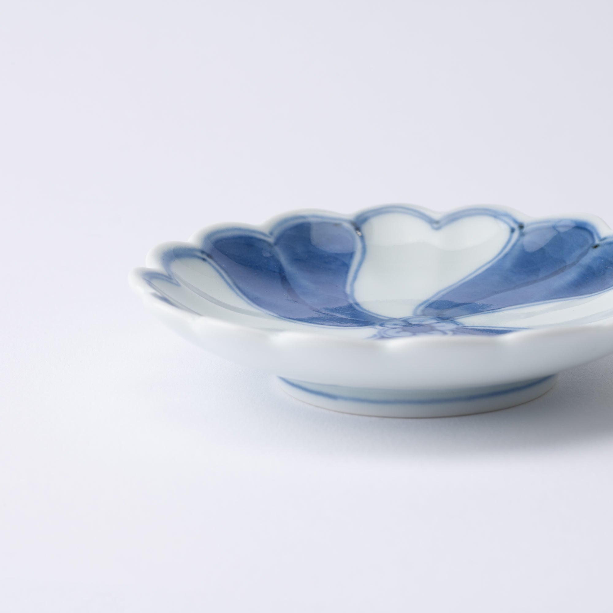 Keizan Kiln Twist Arita Chrysanthemum - Shaped Sauce Plate - MUSUBI KILN - Quality Japanese Tableware and Gift