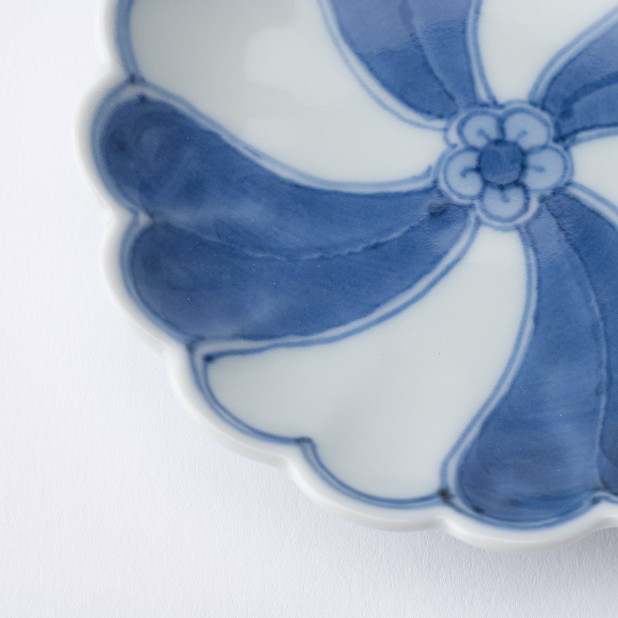 Keizan Kiln Twist Arita Chrysanthemum - Shaped Sauce Plate - MUSUBI KILN - Quality Japanese Tableware and Gift