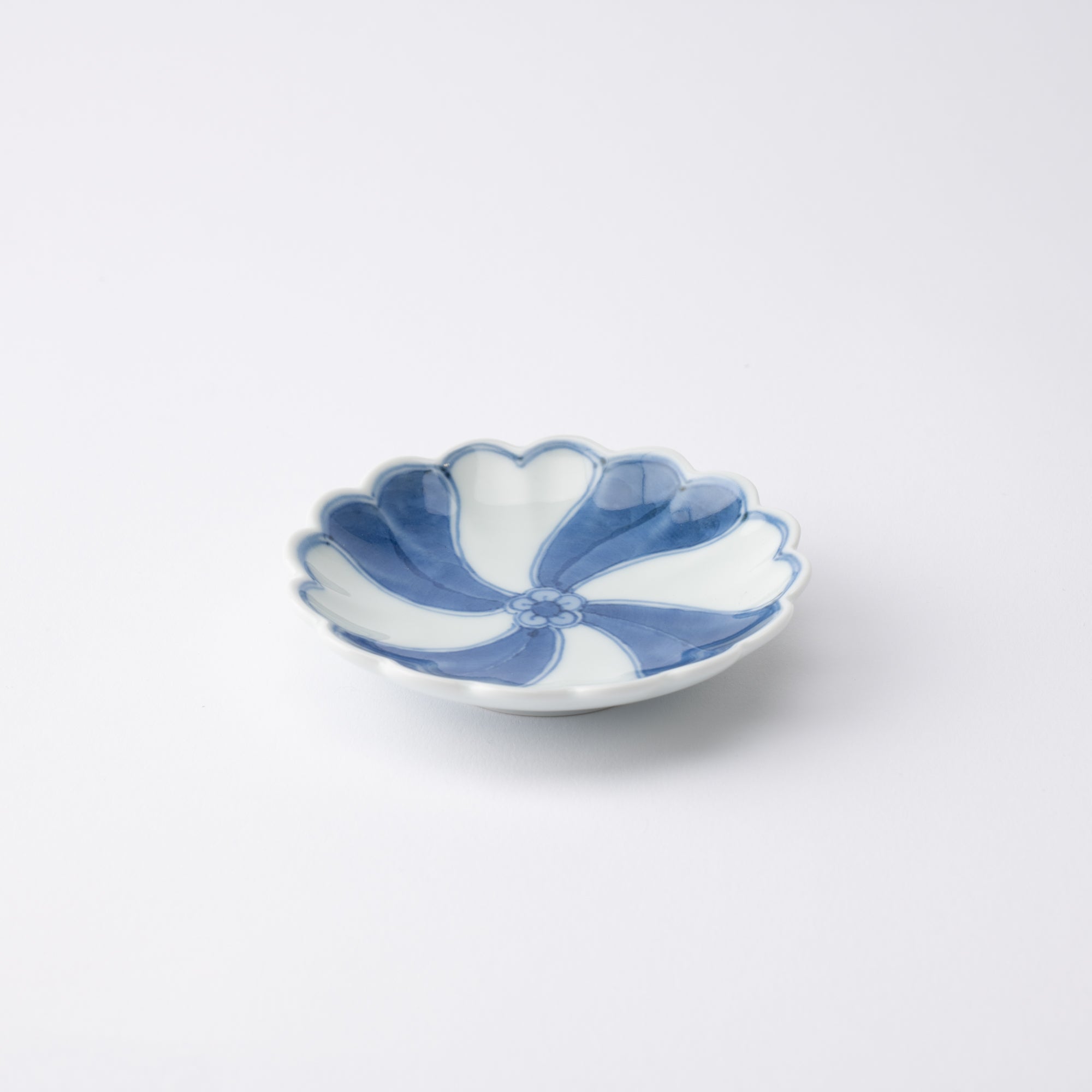 Keizan Kiln Twist Arita Chrysanthemum - Shaped Sauce Plate - MUSUBI KILN - Quality Japanese Tableware and Gift