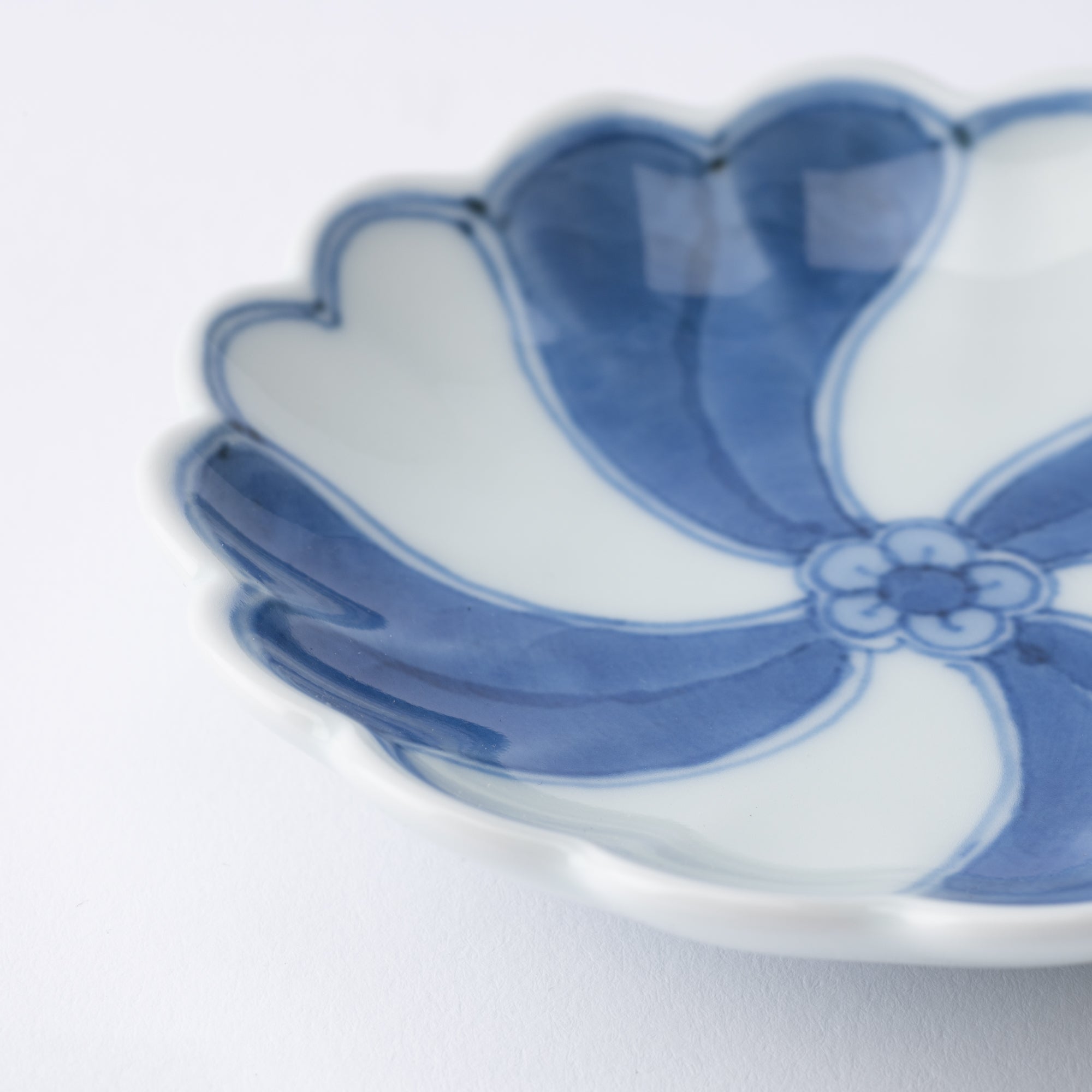 Keizan Kiln Twist Arita Chrysanthemum - Shaped Sauce Plate - MUSUBI KILN - Quality Japanese Tableware and Gift