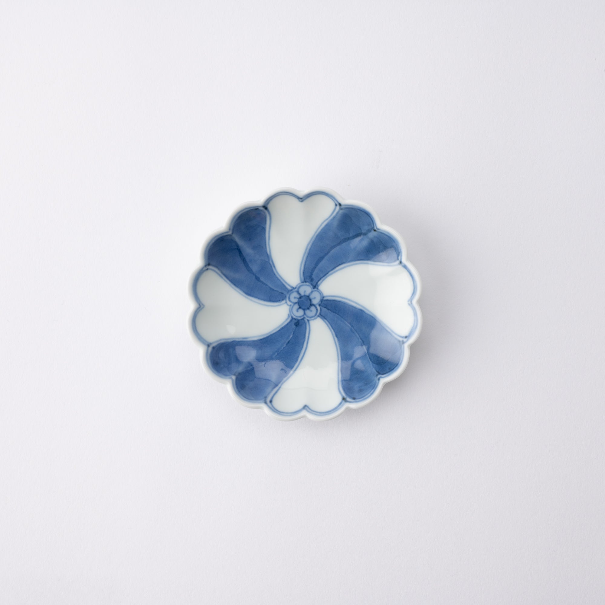 Keizan Kiln Twist Arita Chrysanthemum - Shaped Sauce Plate - MUSUBI KILN - Quality Japanese Tableware and Gift