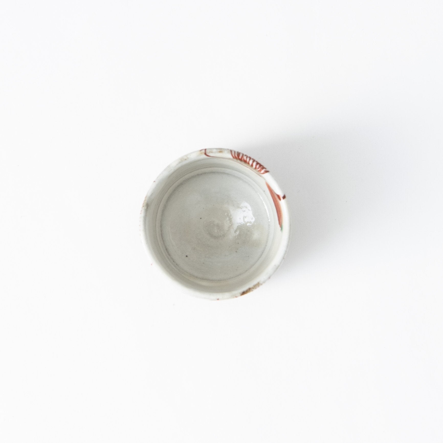 Kokuzou Kiln Akae Camellia Kutani Guinomi Sake Cup - MUSUBI KILN - Quality Japanese Tableware and Gift