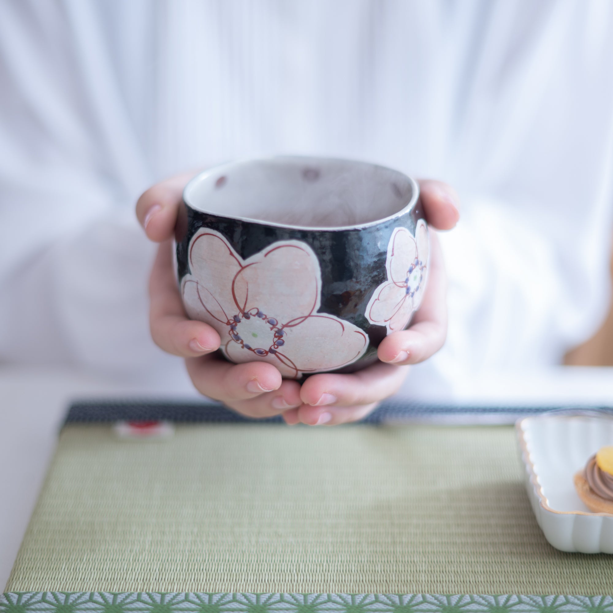 Kokuzou Kiln Black Flower Kutani Yunomi Japanese Teacup - MUSUBI KILN - Quality Japanese Tableware and Gift