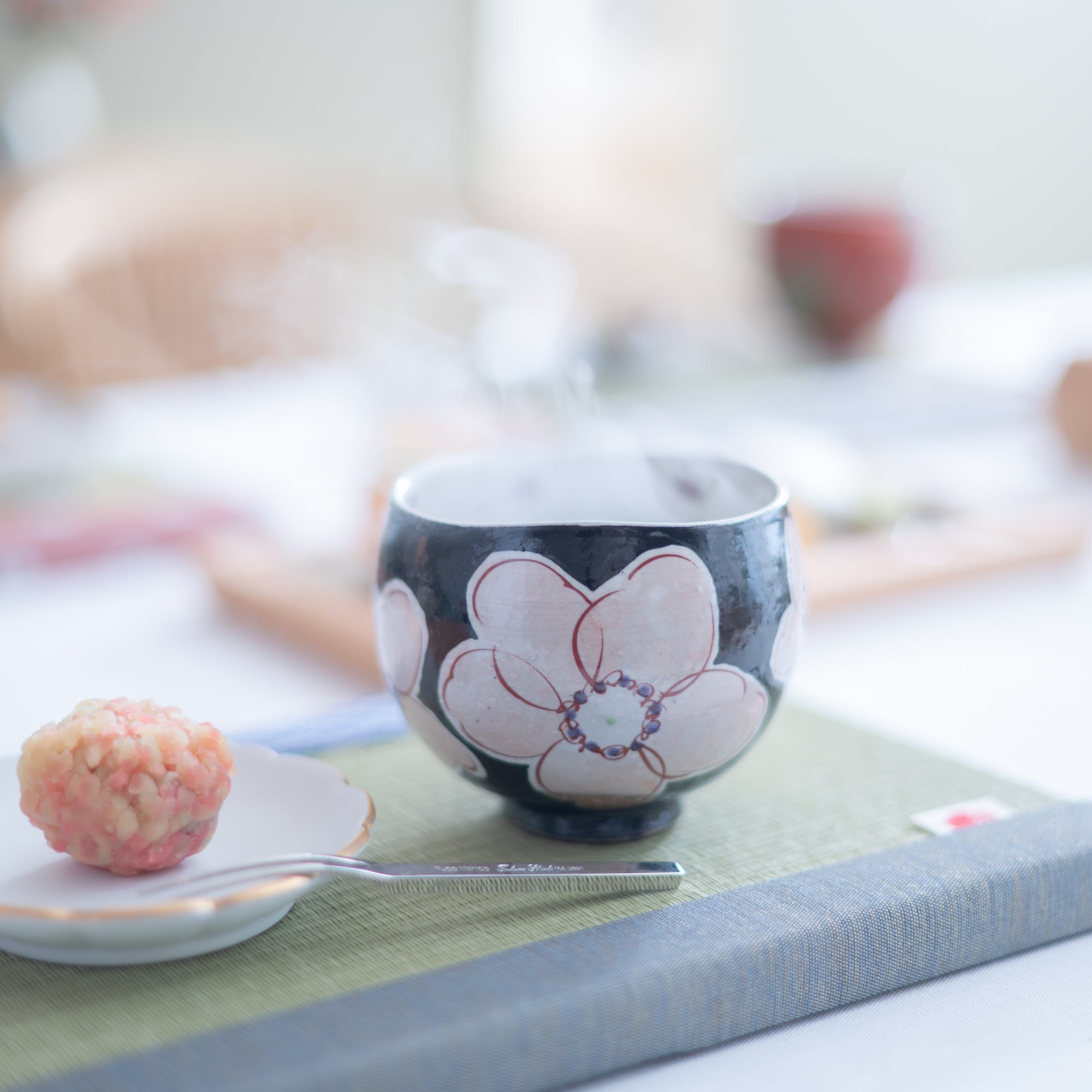 Kokuzou Kiln Black Flower Kutani Yunomi Japanese Teacup - MUSUBI KILN - Quality Japanese Tableware and Gift