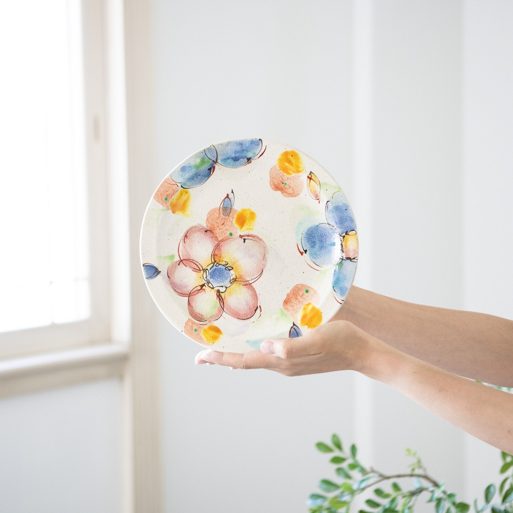 Kokuzou Kiln Flowers in The Wind Kutani Round Plate 9.8in - MUSUBI KILN - Quality Japanese Tableware and Gift