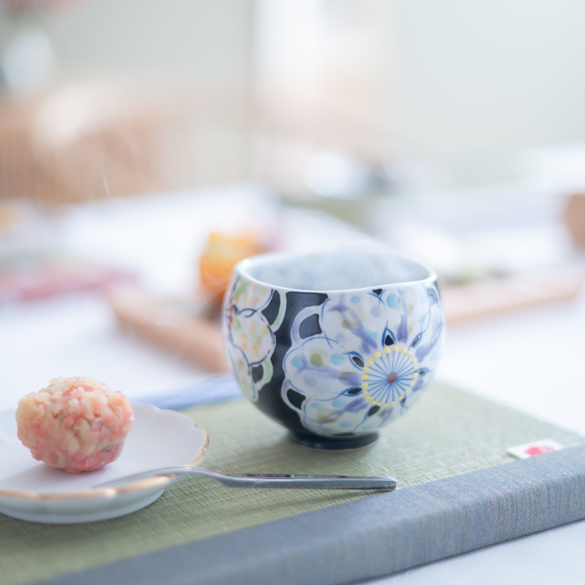 Kokuzou Kiln Polychrome Flowers Kutani Yunomi Japanese Teacup - MUSUBI KILN - Quality Japanese Tableware and Gift