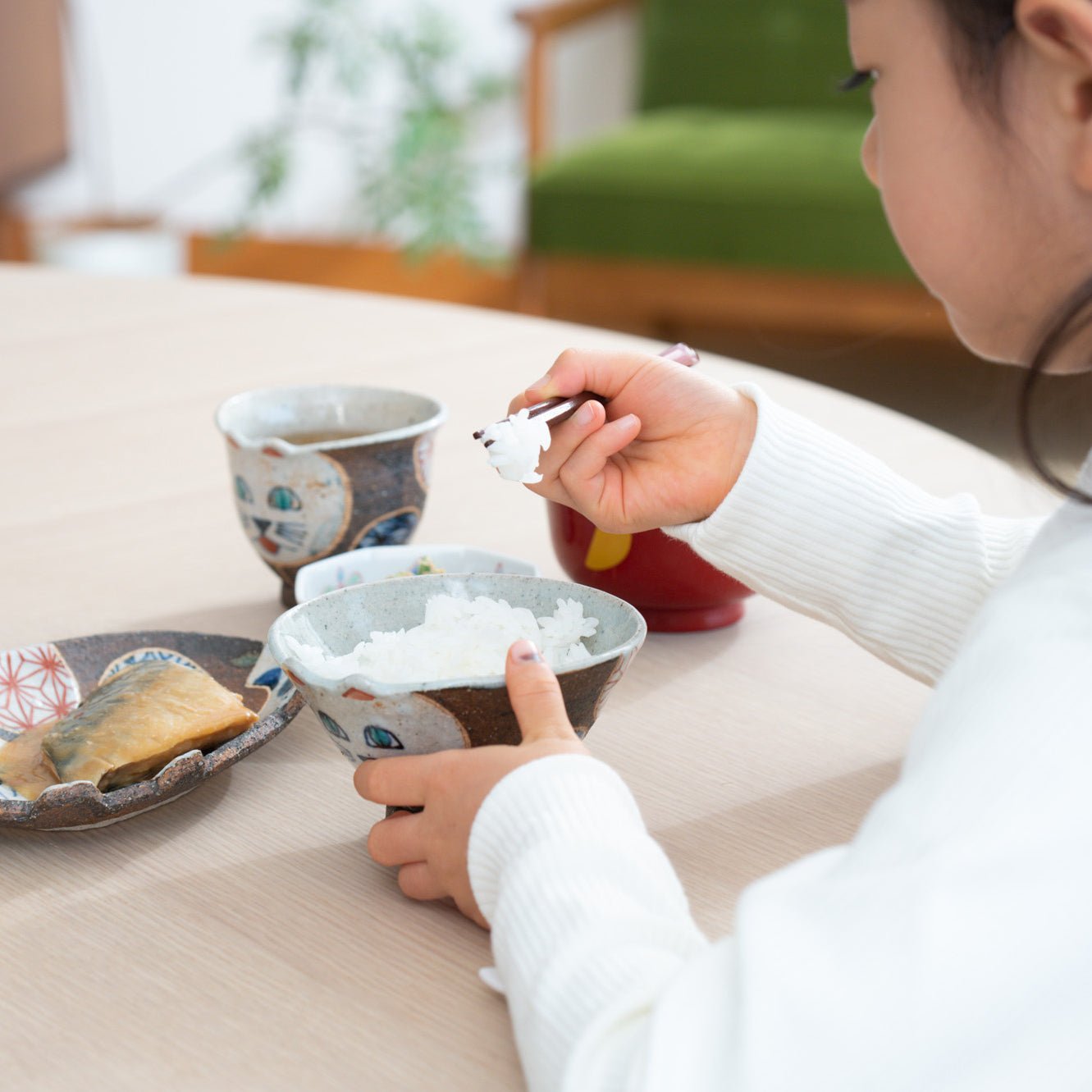 Kousai Kiln Playful Cat Hasami Japanese Rice Bowl - MUSUBI KILN - Quality Japanese Tableware and Gift