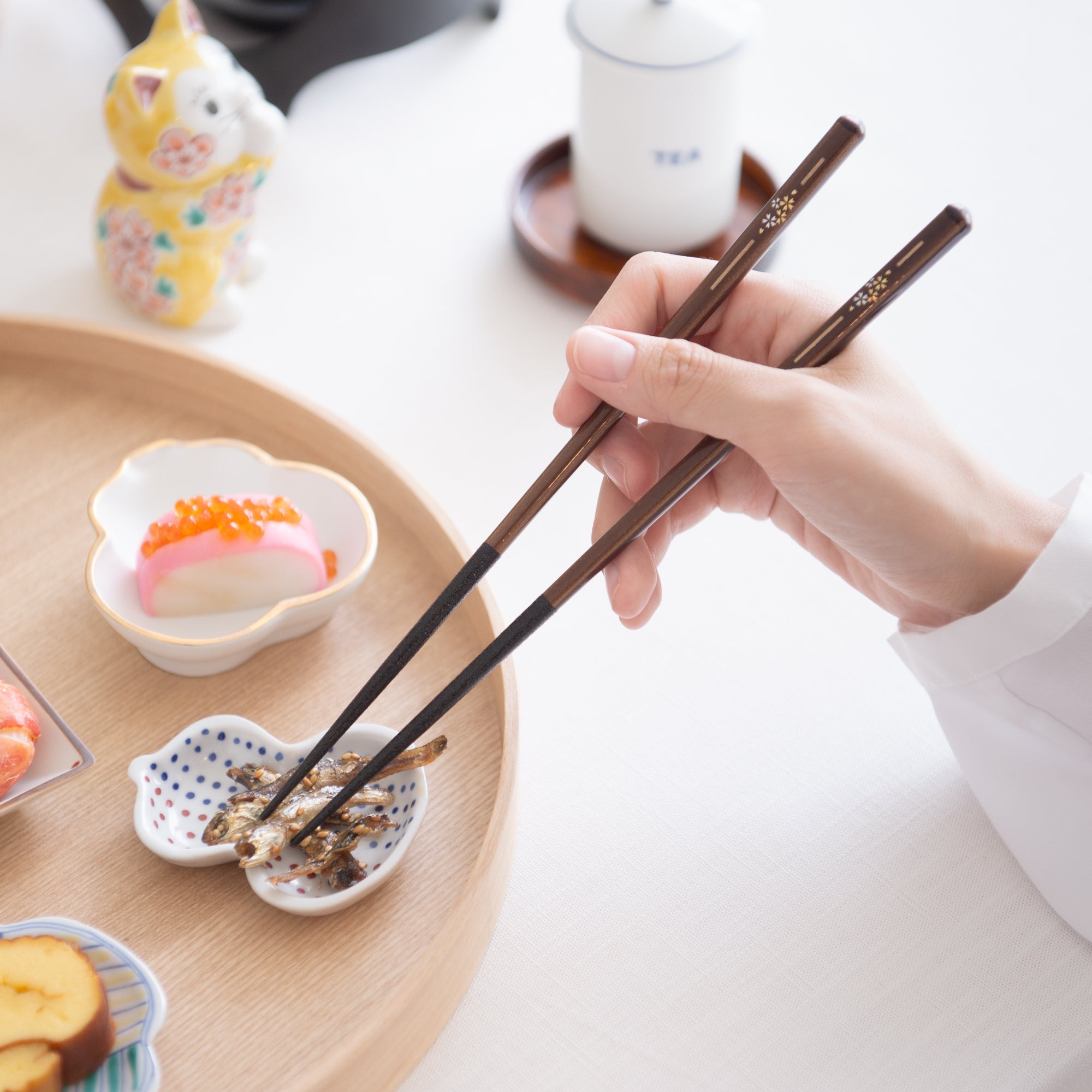 Matsukan Sakura Petals Wakasa Lacquerware Set of Two Pairs of Chopsticks 23 cm (9.1 in) / 21 cm (8.3 in) with Chopstick Rests (Set of Two) - MUSUBI KILN - Quality Japanese Tableware and Gift