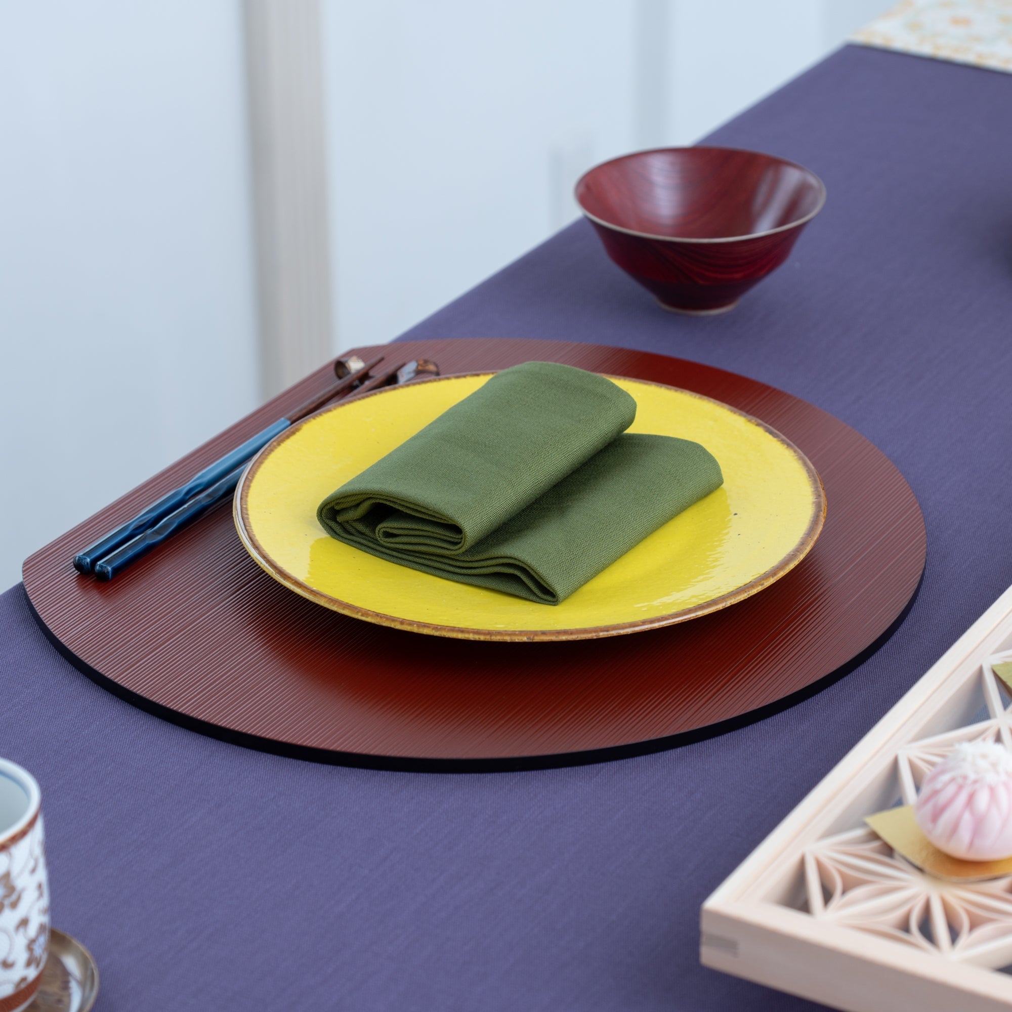 Reversible Half Moon Hegi - me Yamanaka Lacquerware Placemat - MUSUBI KILN - Quality Japanese Tableware and Gift