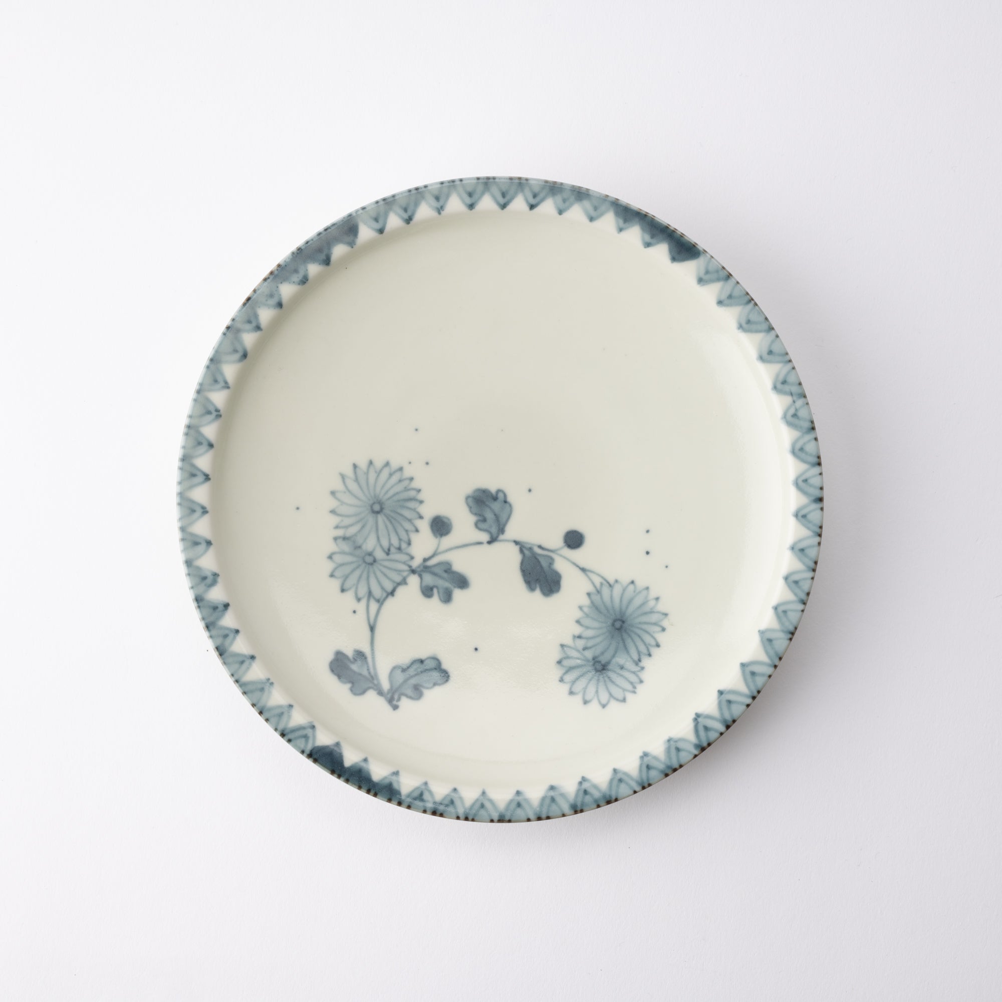 Ri Sanpei Chrysanthemums Pattern Arita Round Plate - MUSUBI KILN - Quality Japanese Tableware and Gift