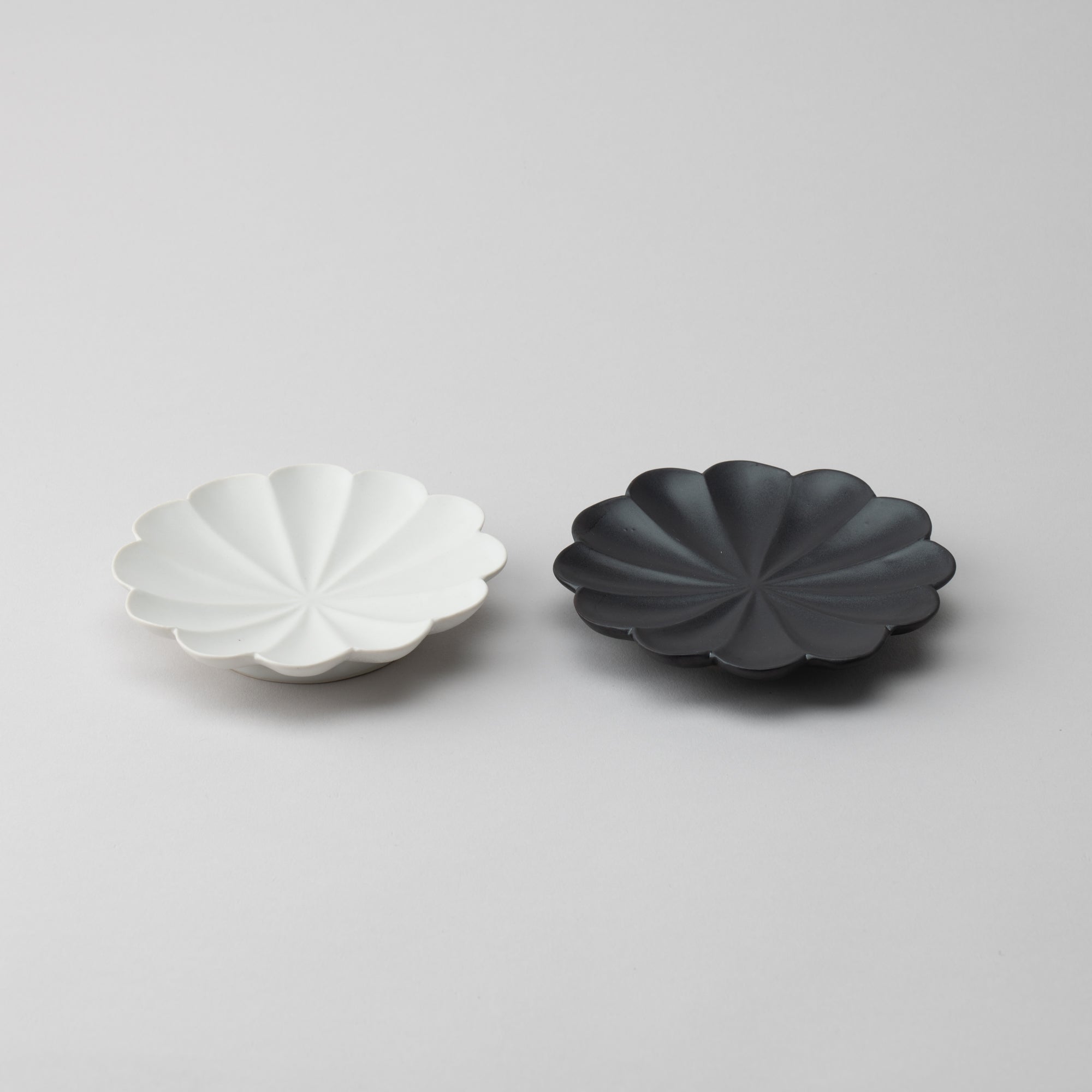 RINKA Twelve Petals Usuki Sauce Plate - MUSUBI KILN - Quality Japanese Tableware and Gift