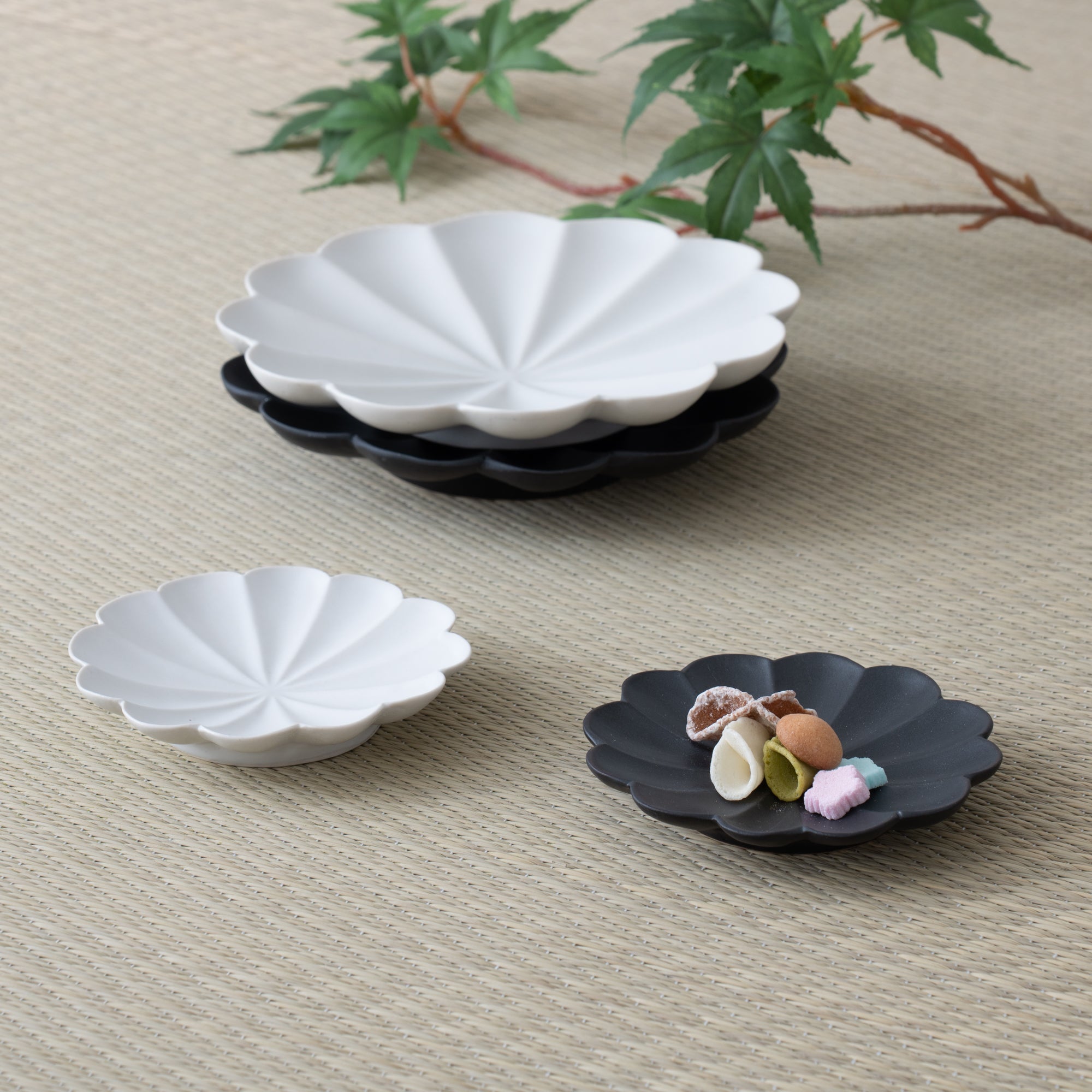 RINKA Twelve Petals Usuki Sauce Plate - MUSUBI KILN - Quality Japanese Tableware and Gift