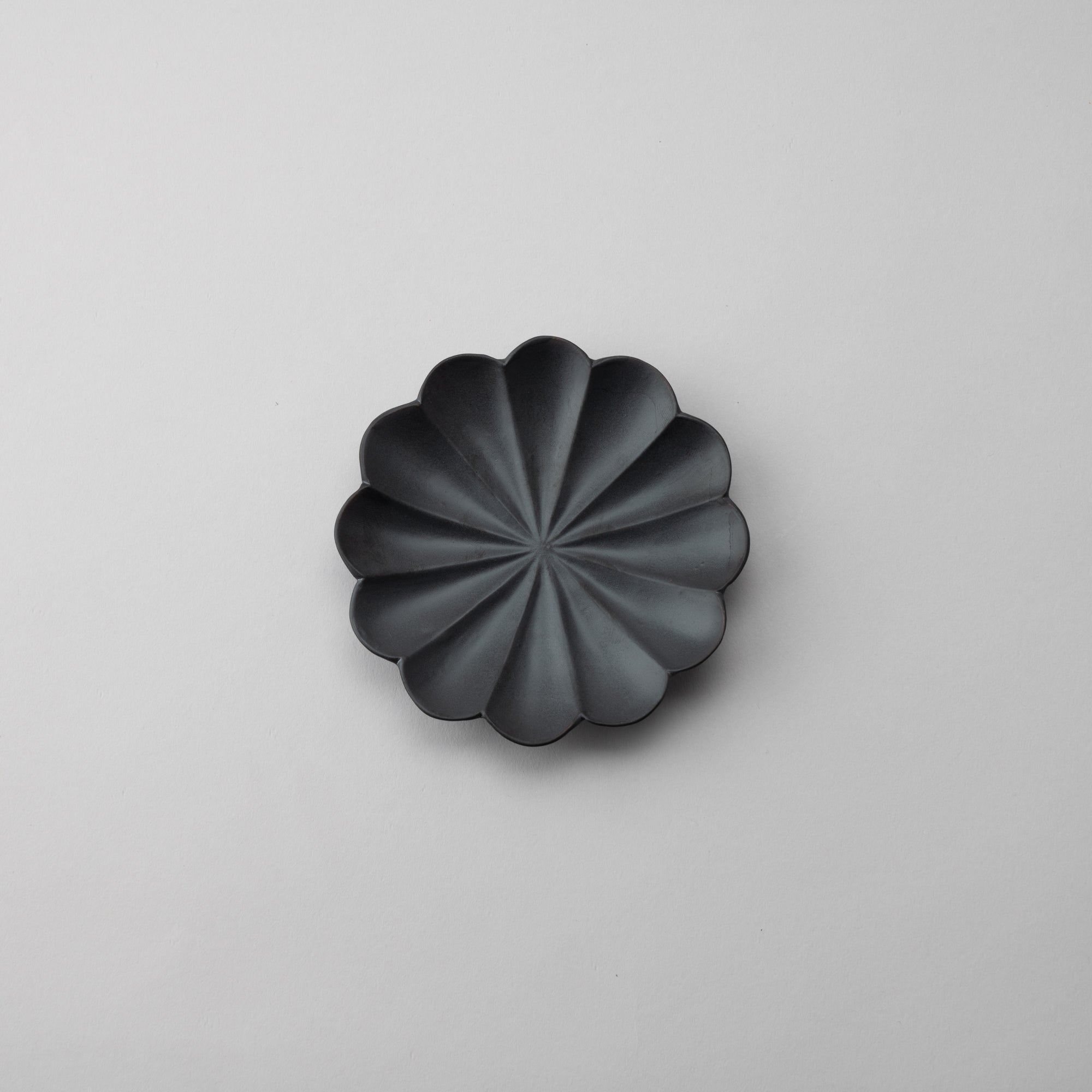 RINKA Twelve Petals Usuki Sauce Plate - MUSUBI KILN - Quality Japanese Tableware and Gift