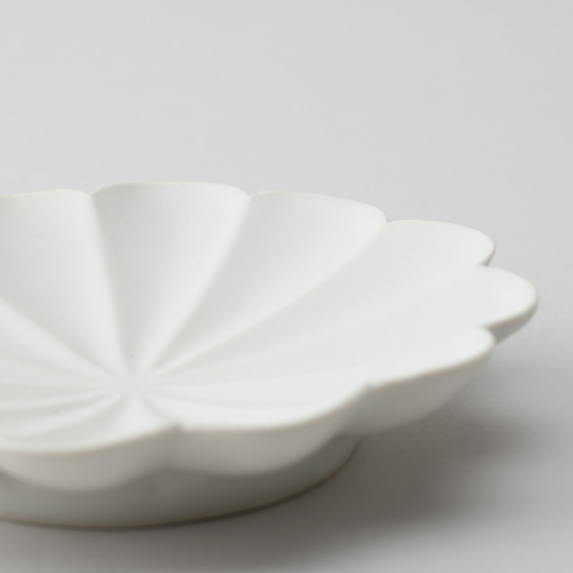 RINKA Twelve Petals Usuki Sauce Plate - MUSUBI KILN - Quality Japanese Tableware and Gift